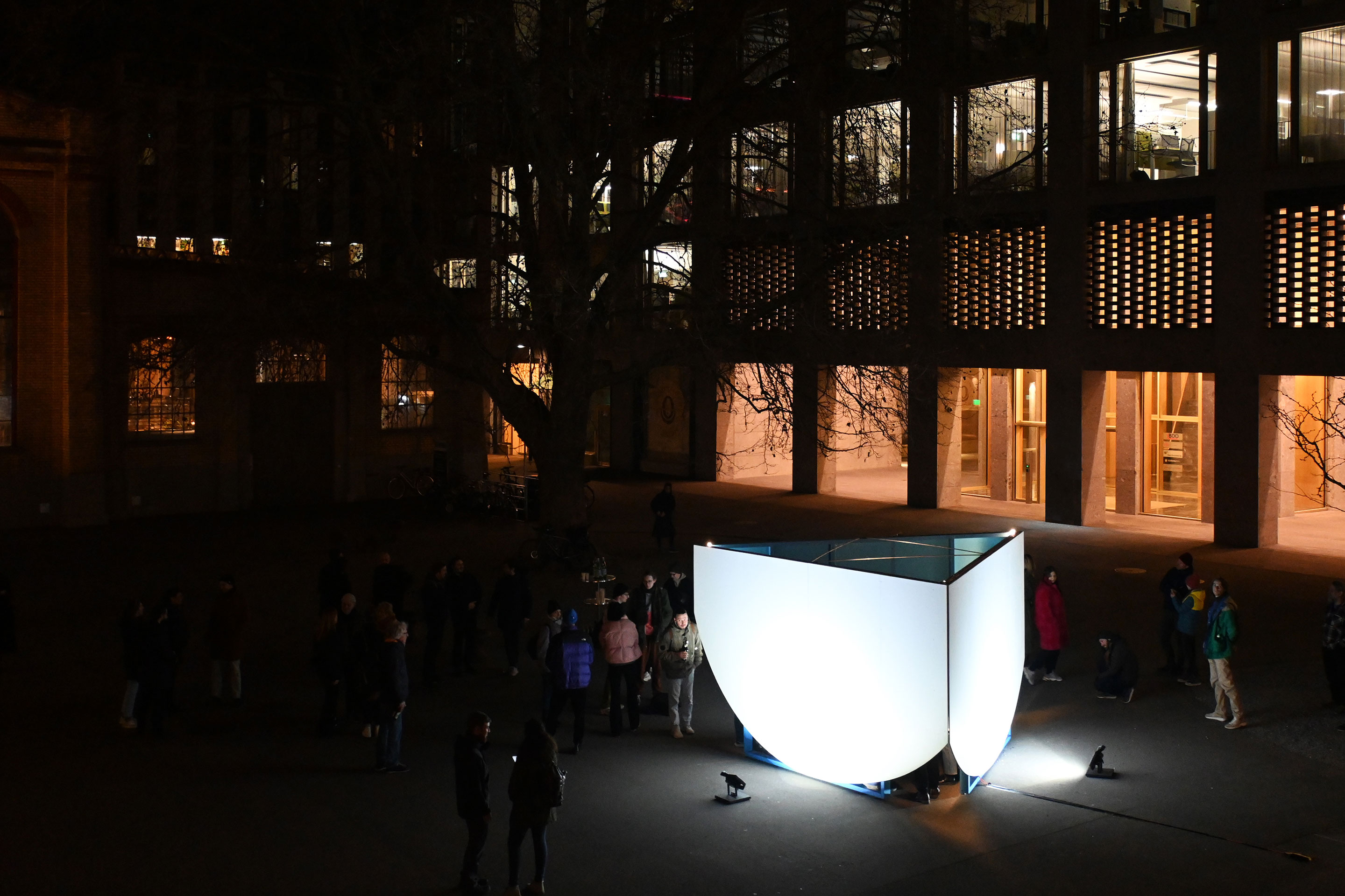 Zum Himmel ist der Pavillon offen.