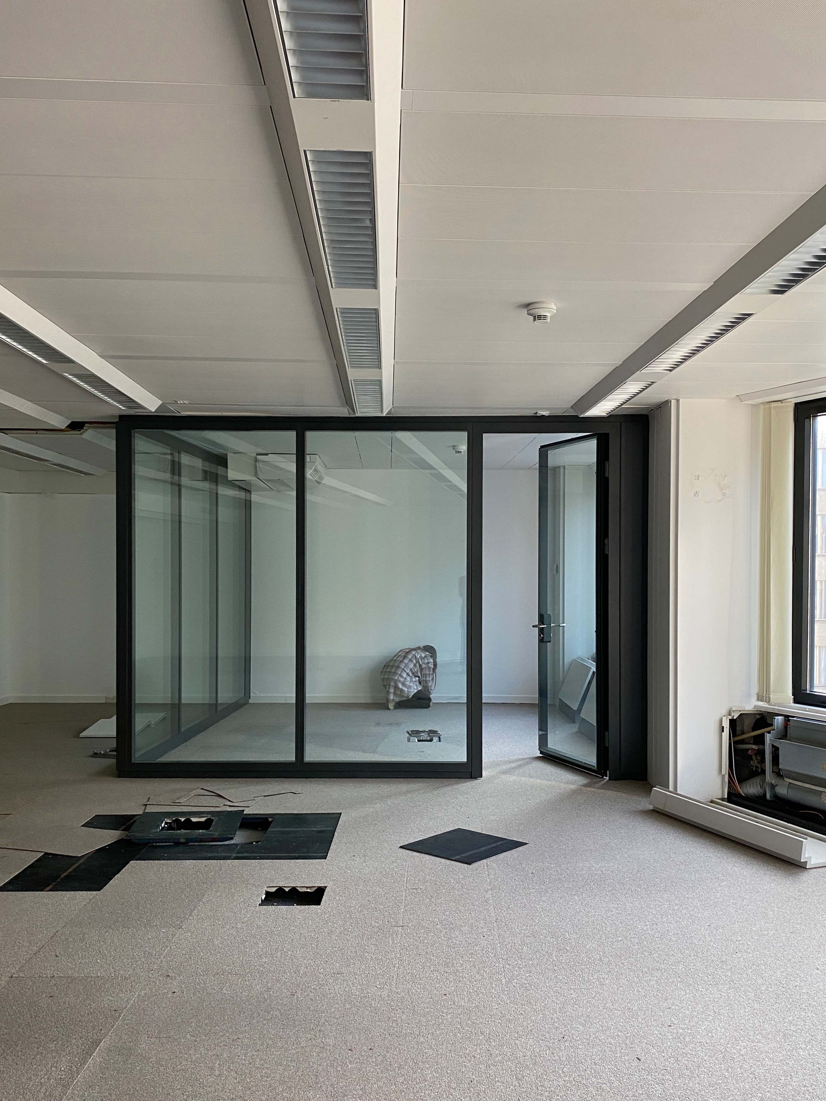 Introduction à la déconstruction, Master en Architecture d'intérieur, HEAD–Genève 2022. L’enseignement vise à transmettre des compétences liées à une approche circulaire de l’architecture d’intérieur : sensibiliser les étudiant·e·x·s à l’impact de nos constructions, aux acteurs liés au réemploi de matériaux, ainsi qu’à l’éco-conception. Au cours d’un semestre, les étudiant·e·x·s ont réalisé plusieurs exercices sur le terrain notamment un inventaire avant déconstruction d’un bâtiment au cœur de Genève. (apro