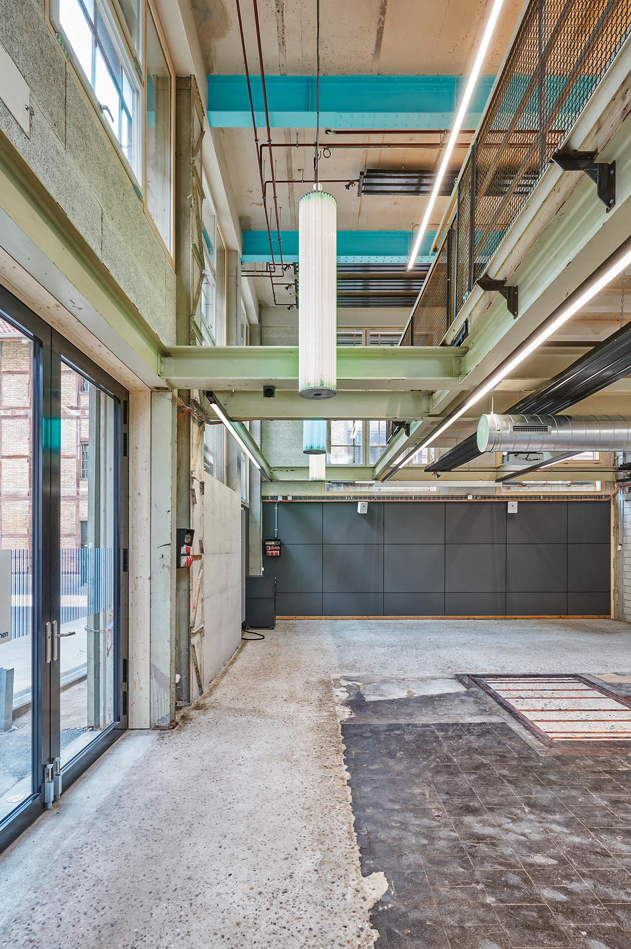 Al piano terra è stato salvato il pavimento originale, eseguendo degli interventi puntuali per le nuove fondazioni della struttura in acciaio. Le pareti sono rivestite con lavagne, tegole in terracotta e altri materiali di recupero.