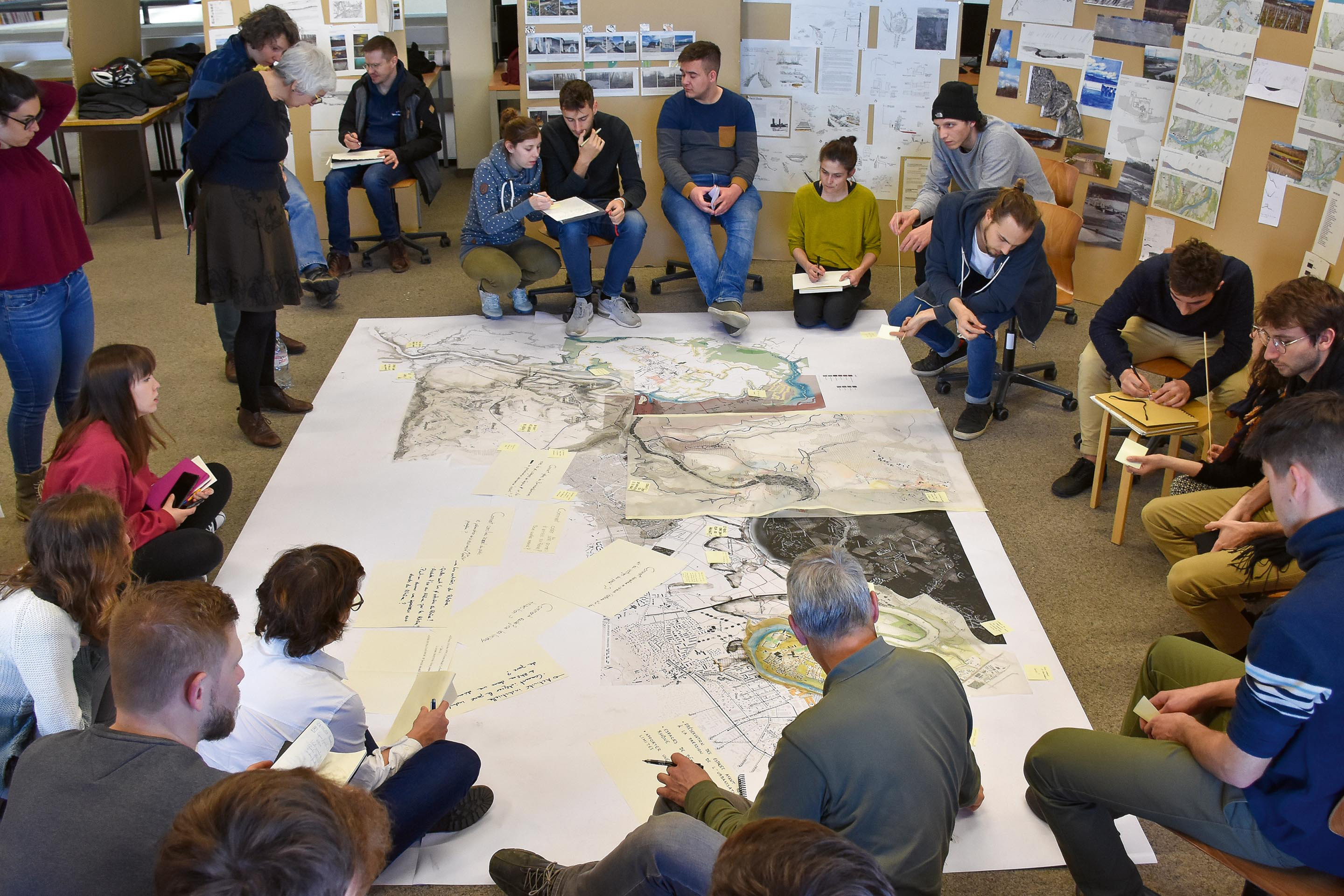 L’enseignement est structuré autour du projet d’atelier et du travail en groupe.