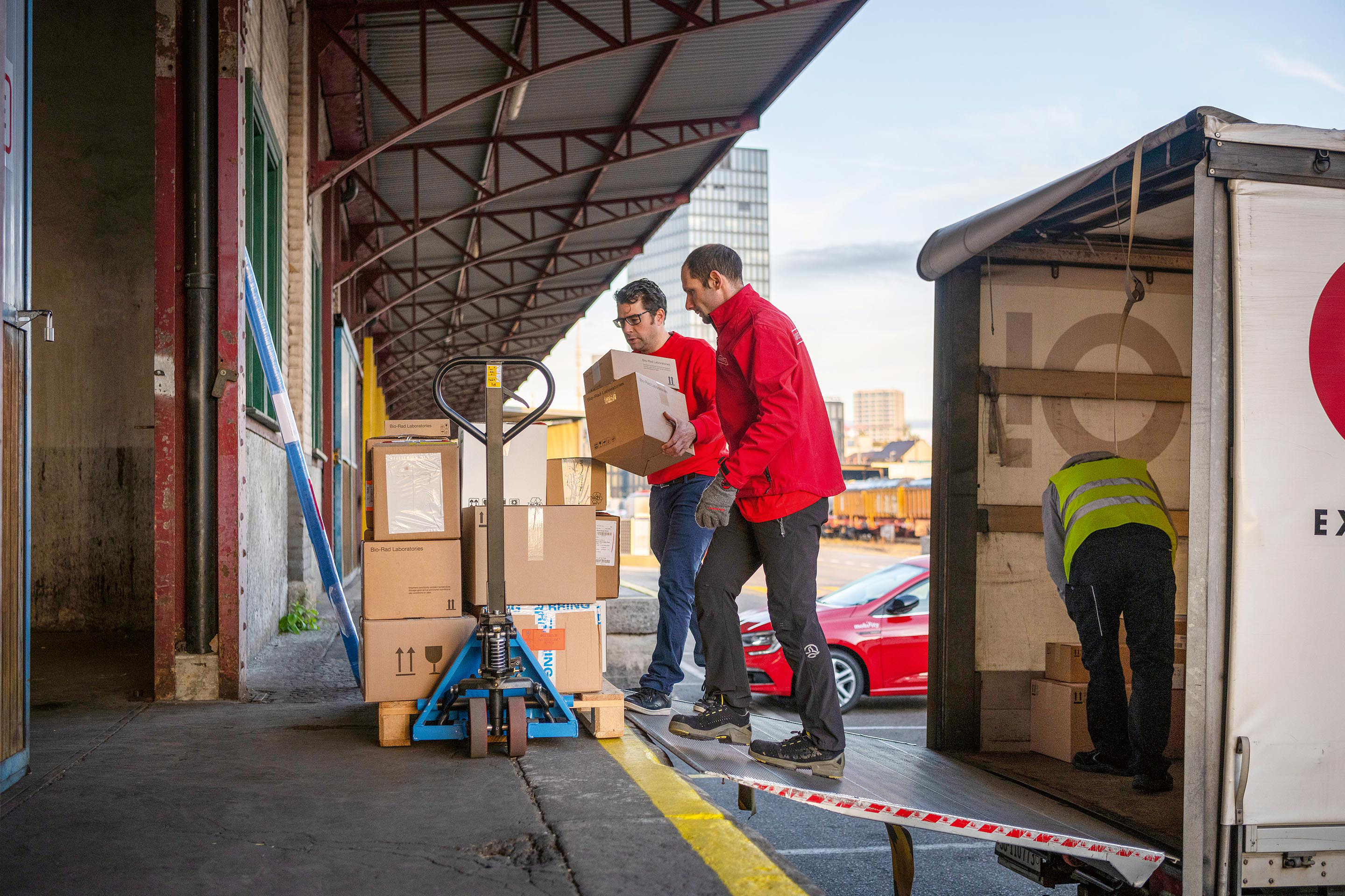 Im Smart City Lab auf dem Güterbahnhof Wolf in Basel werden Pakete am Stadtrand für die letzte Meile gebündelt und auf stadtverträgliche Transportmittel umgeschlagen. Durch die gemeinsam genutzte Fläche und Zusammenarbeit im Lab, welches die SBB gemeinsam mit dem Kanton Basel-Stadt 2019 eröffnete, entstanden mehrere Kooperationen zwischen den Unternehmen.