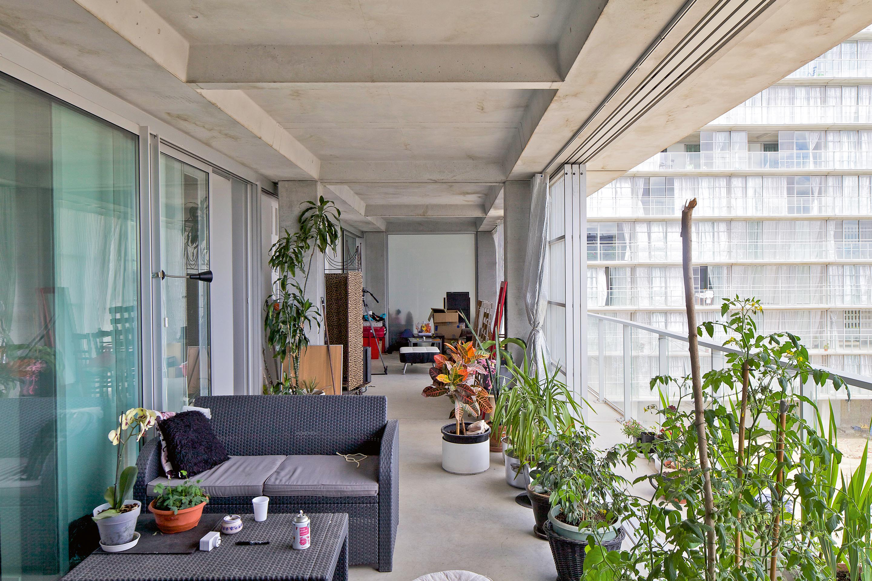 Il cantiere durante le fasi di montaggio e il dettaglio del giardino d’inverno.