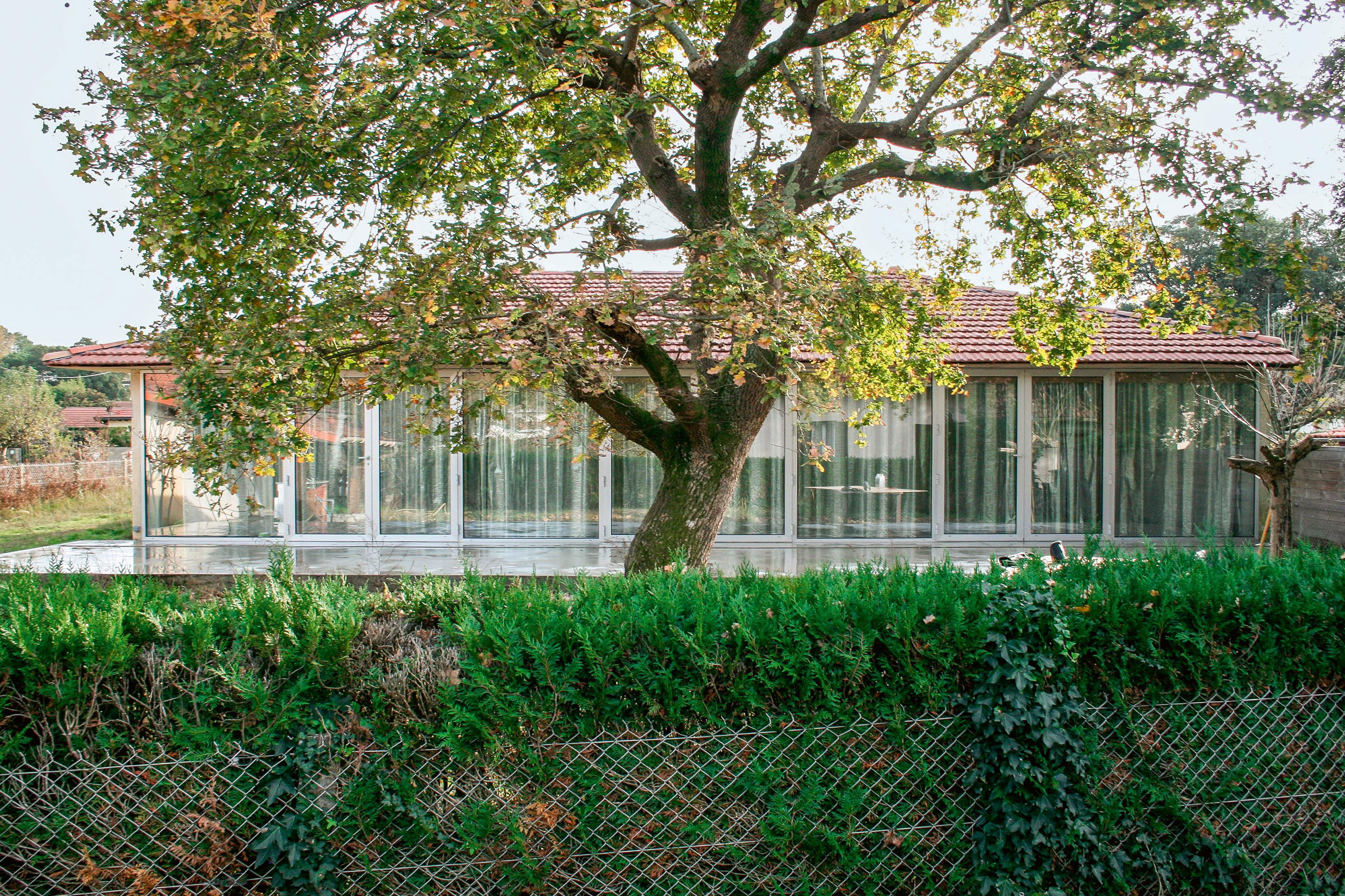 BAST, Littoral, Casa M27, Mimizan, 2020. Esploso con l’inserimento della nuova facciata e del nuovo nucleo funzionale. In basso vista del nuovo fronte sul giardino.