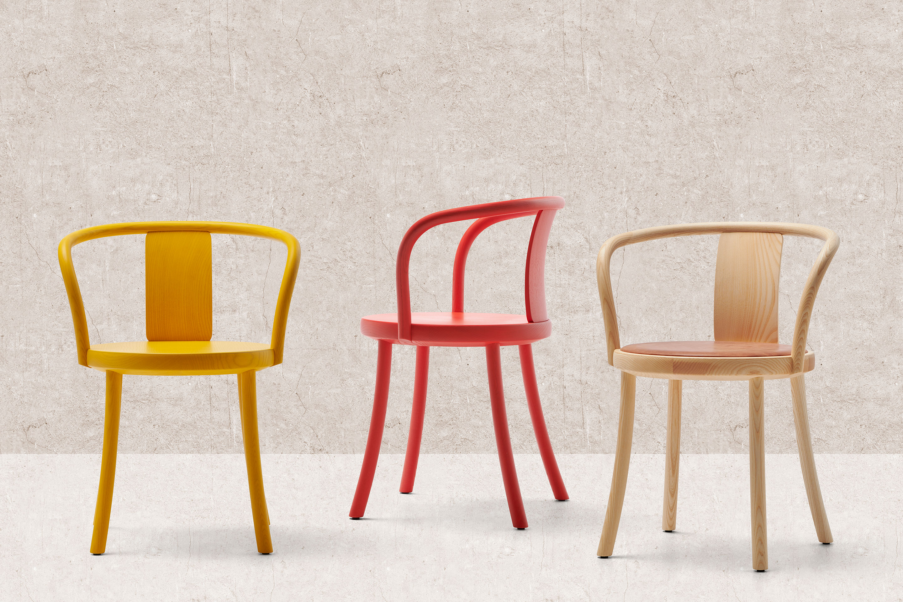 Beim Hersteller Mattiazzi überzeugten mehrere Entwürfe aus dem Naturmaterial: Jasper Morrisons minimalistischer Stuhl «Zampa» besticht mit seinen gebogenen Beinen und schlichter Formgebung.