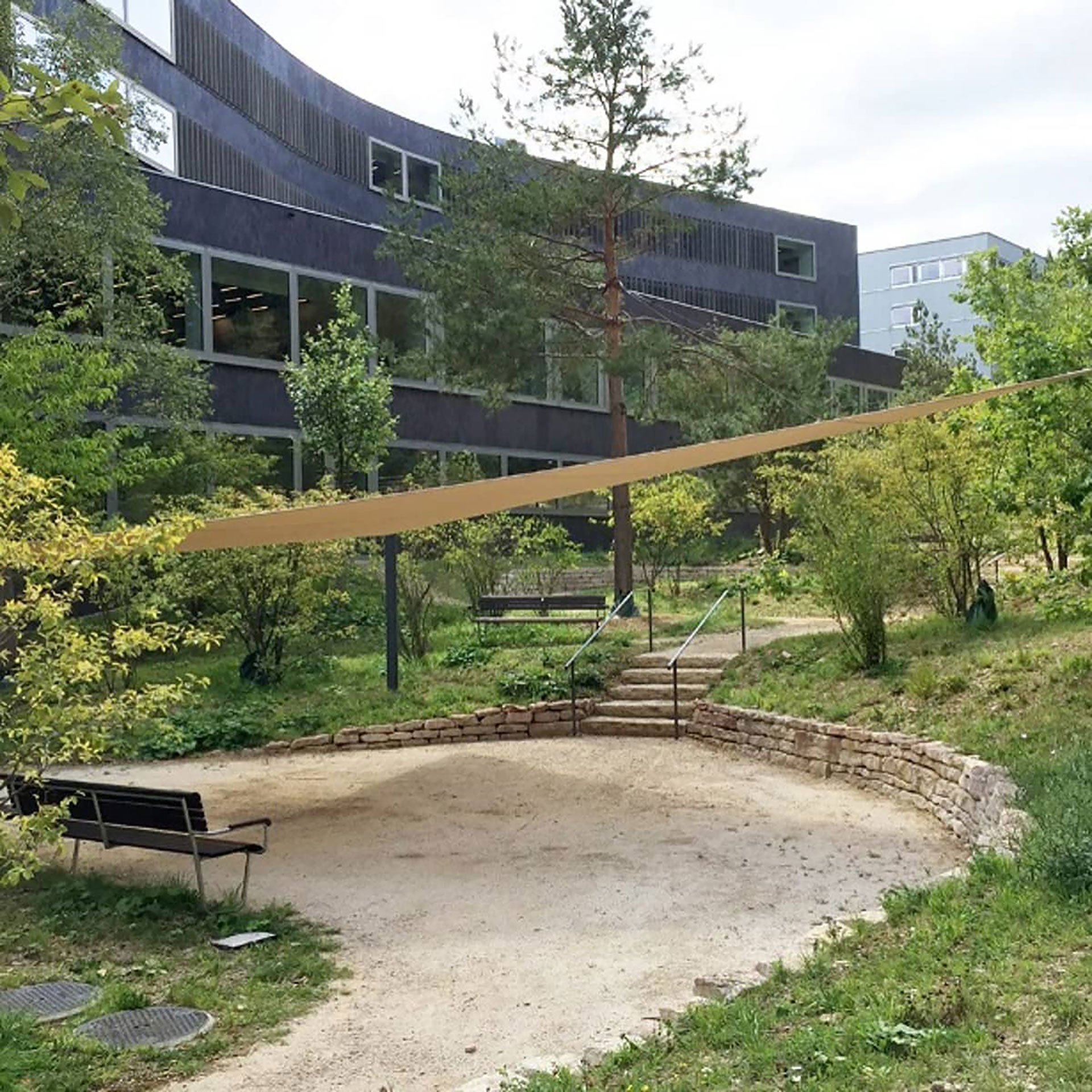 «Naturpark Barmelweid», Erlinsbach, nach der Umgestaltung. 	Der neugestaltete Platz mit Trockensteinmauern und Jurakalk Mergel im nördlichen Parkbereich lädt zum Verweilen ein.