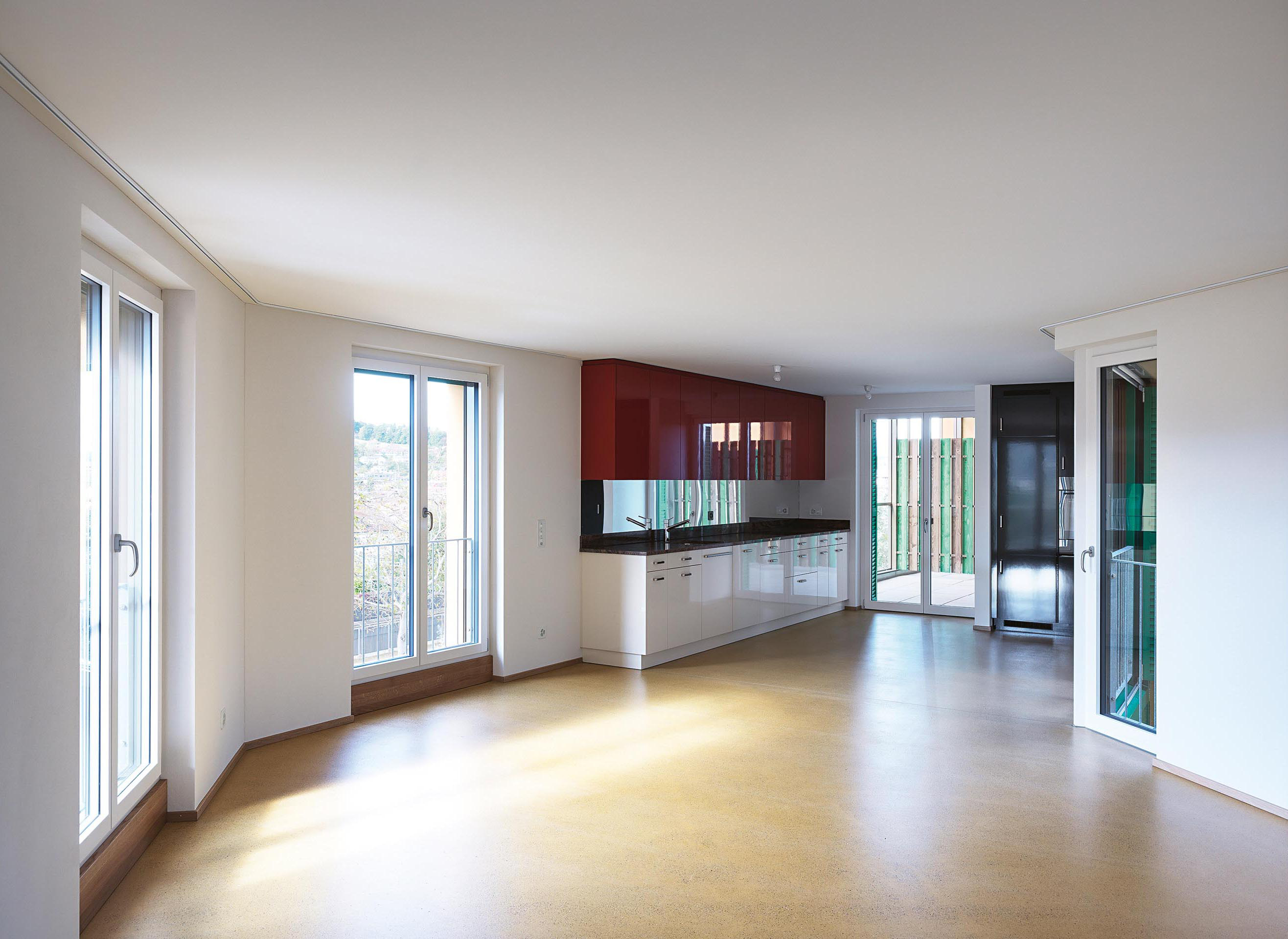 Die beinahe barock anmutende Grundrissstruktur entstand im Entwerfen von aussen nach innen. Das Ergebnis ist eine ganz neue Definition von «Durchwohnen», bei der die Wohnungen von vielfältigen Ausblicken und grosszügigem Lichteinfall profitieren.