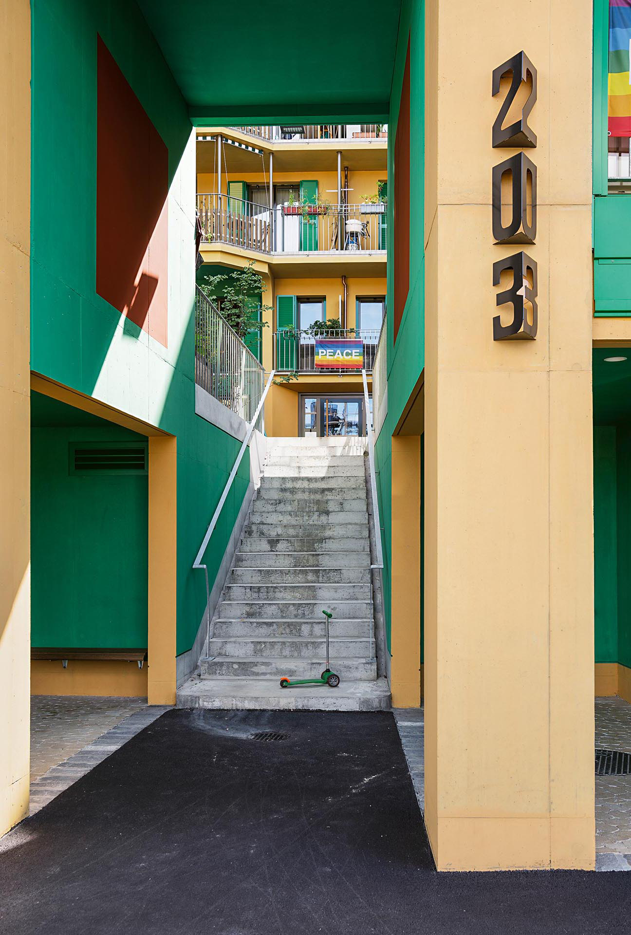 Die Höhendifferenz erlaubt spannungsreiche Verengungen  und Versprünge zwischen den Höfen.