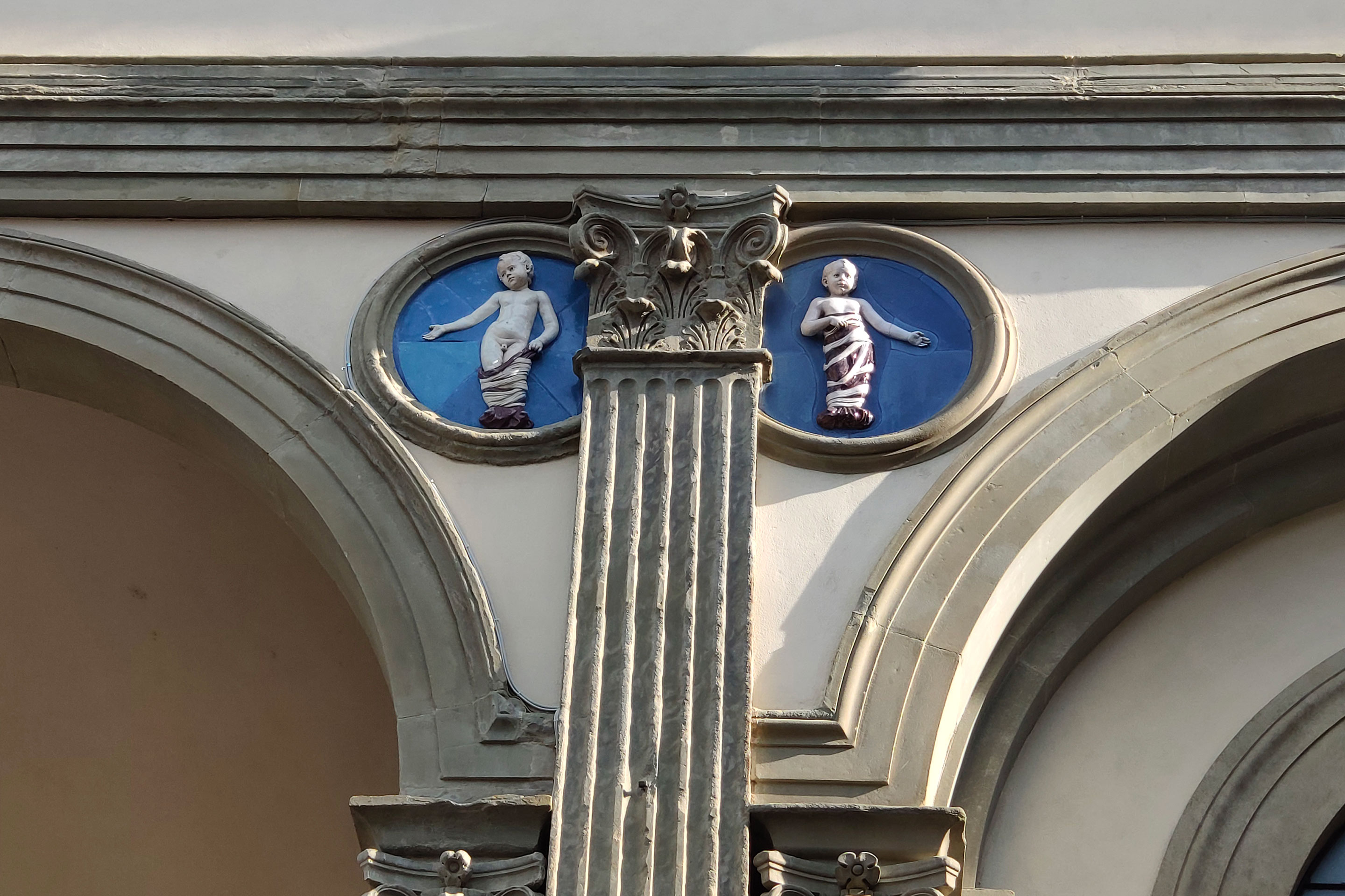 Détail du Spedale degli Innocenti de Florence, dessiné par Filipo Brunelleschi (1424) et médaillons en terre cuite d’Andrea della Robbia (1463).