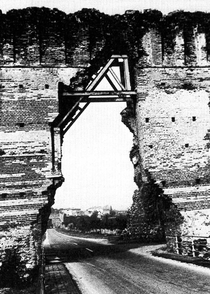 Réparation d’un pont sur le Mincio, photographie de Gianni Braghieri publiée dans Autobiographie scientifique d’Aldo Rossi (1981).