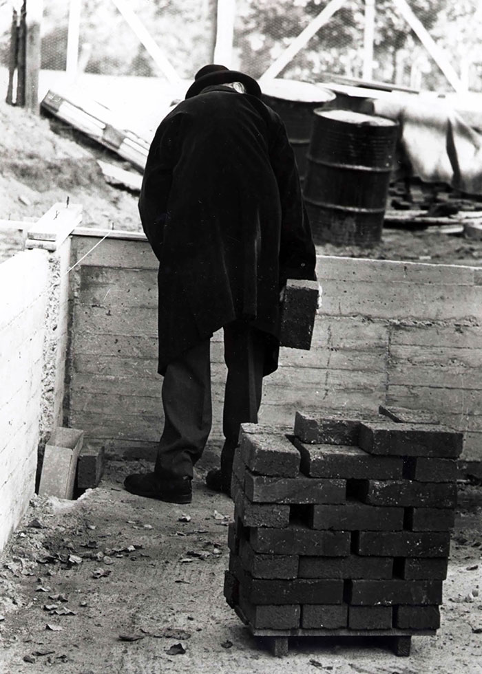 Sigurd Lewerentz sur le chantier de Klippan
