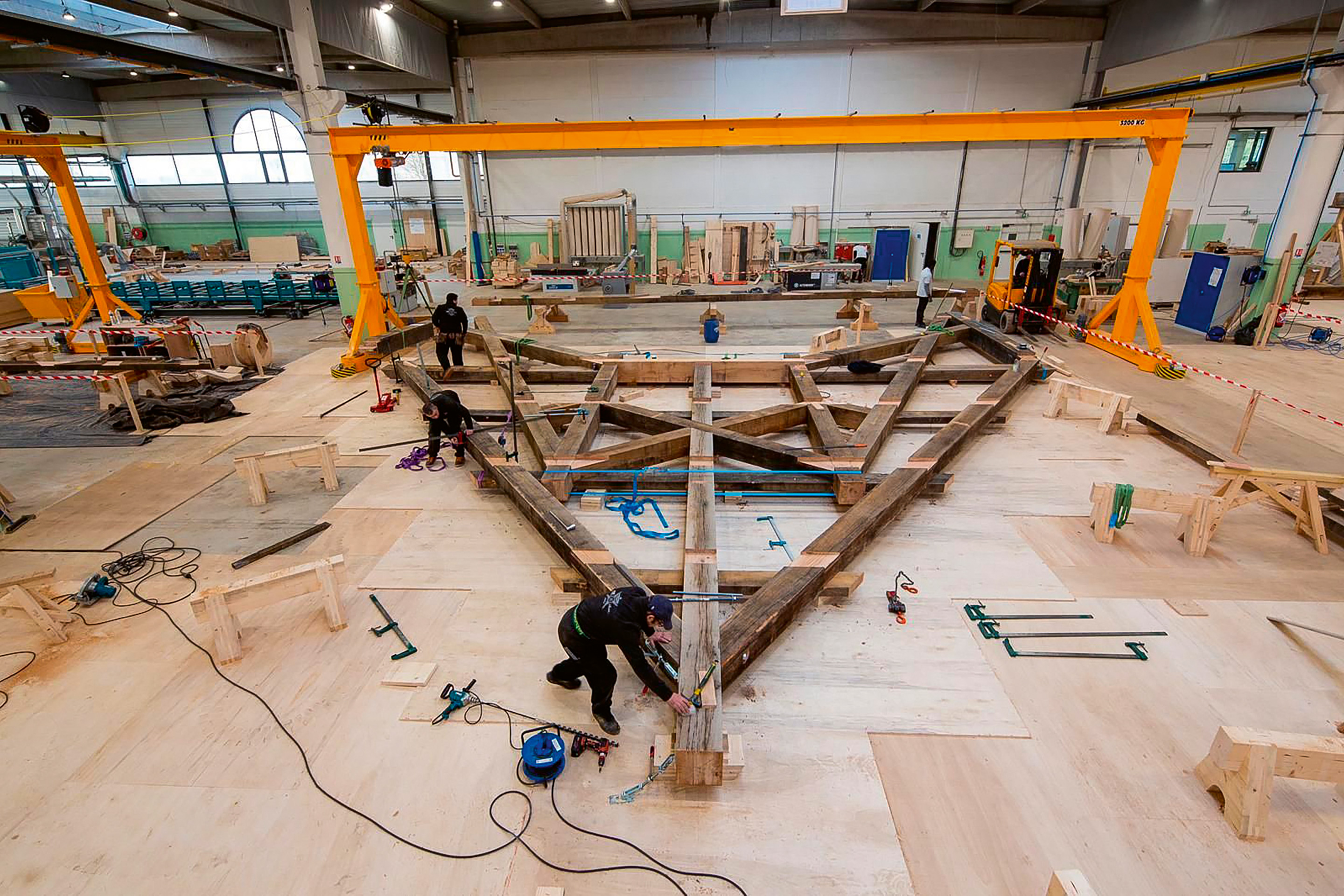 Montage à blanc du tabouret de la flèche de Notre-Dame de Paris: en atelier.