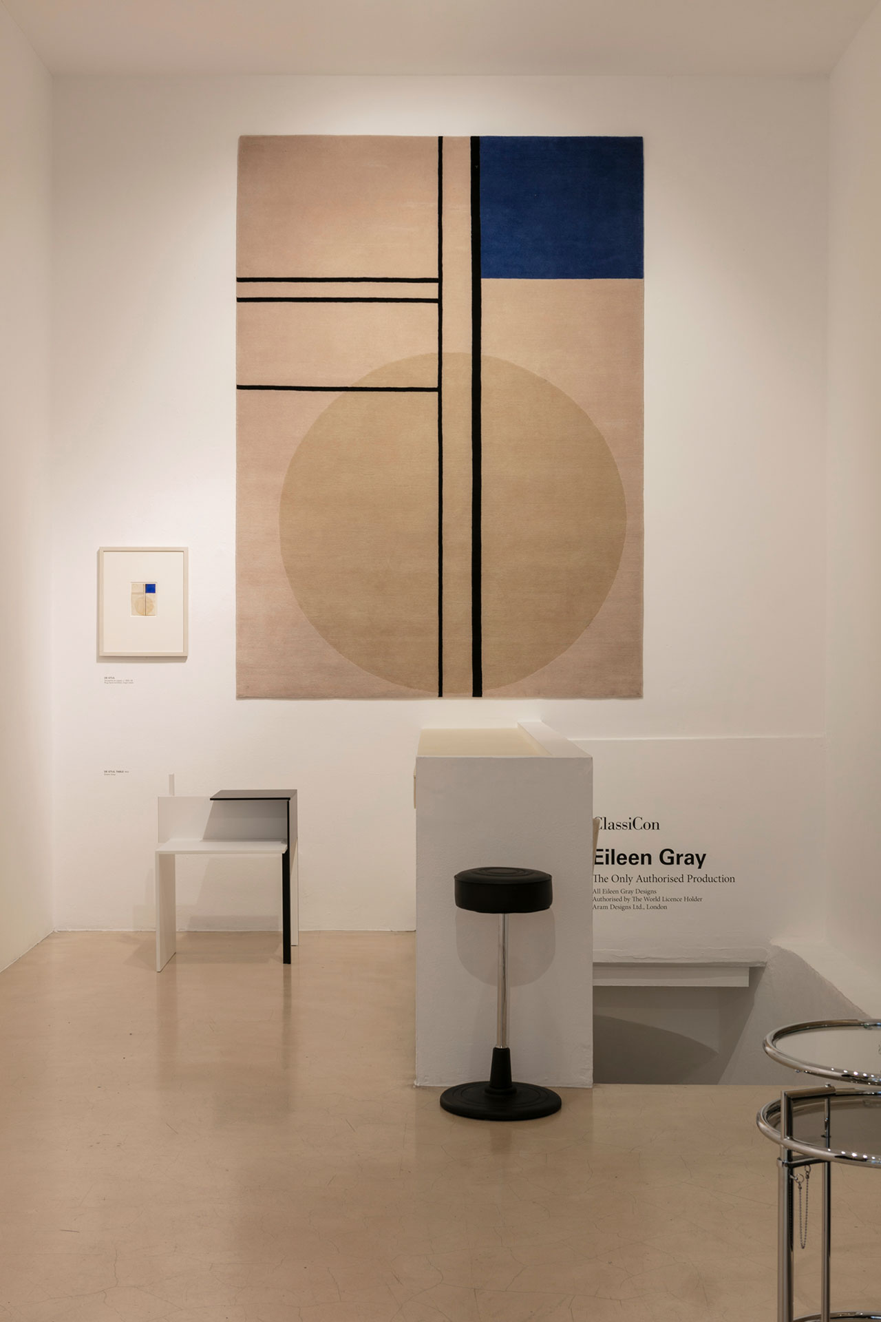 Der deutsche Hersteller Classicon wiederum setzte Gouachen und Collagen von Eileen Gray in handgeknüpfte Teppiche aus feinster Wolle um.
