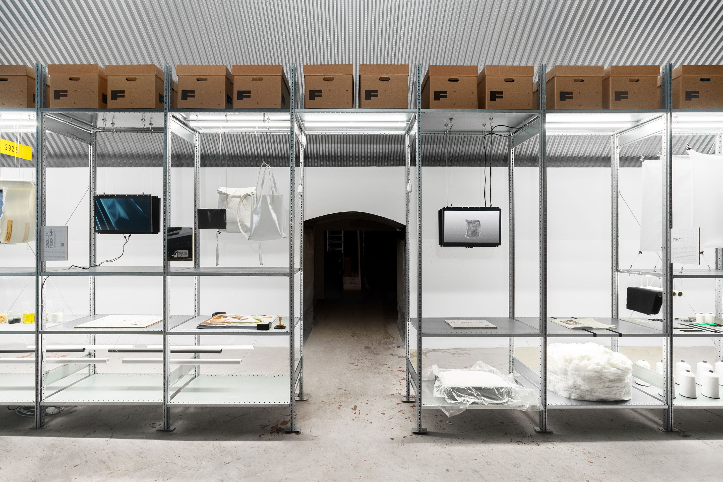 Die Installation «Always Beta. Never Waste» zeigt, wie Freitag zusammen mit verschiedenen Industriepartnern an der Entstehung der ersten zirkulären Lastwagenplane tüftelt, die auch nach einem langen, zweiten Leben als Tasche nicht im Müll, sondern wieder im Kreislauf landen wird.