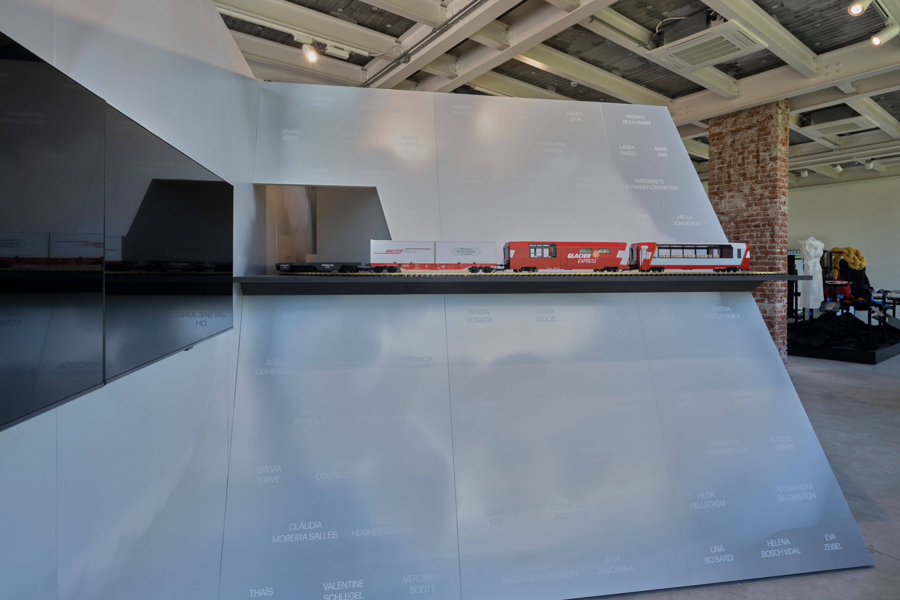 Die Installation «Spirits – Excellent for the head» der der Genfer Hochschule für Kunst und Design umfasste sieben mundgeblasene Gläser, entworfen für einen dafür erdachten Cocktail, der den Namen einer Designerin trägt. Mittelpunkt der Inszenierung ist ein kleiner Zug, dessen Waggons jeweils ein Glas tragen