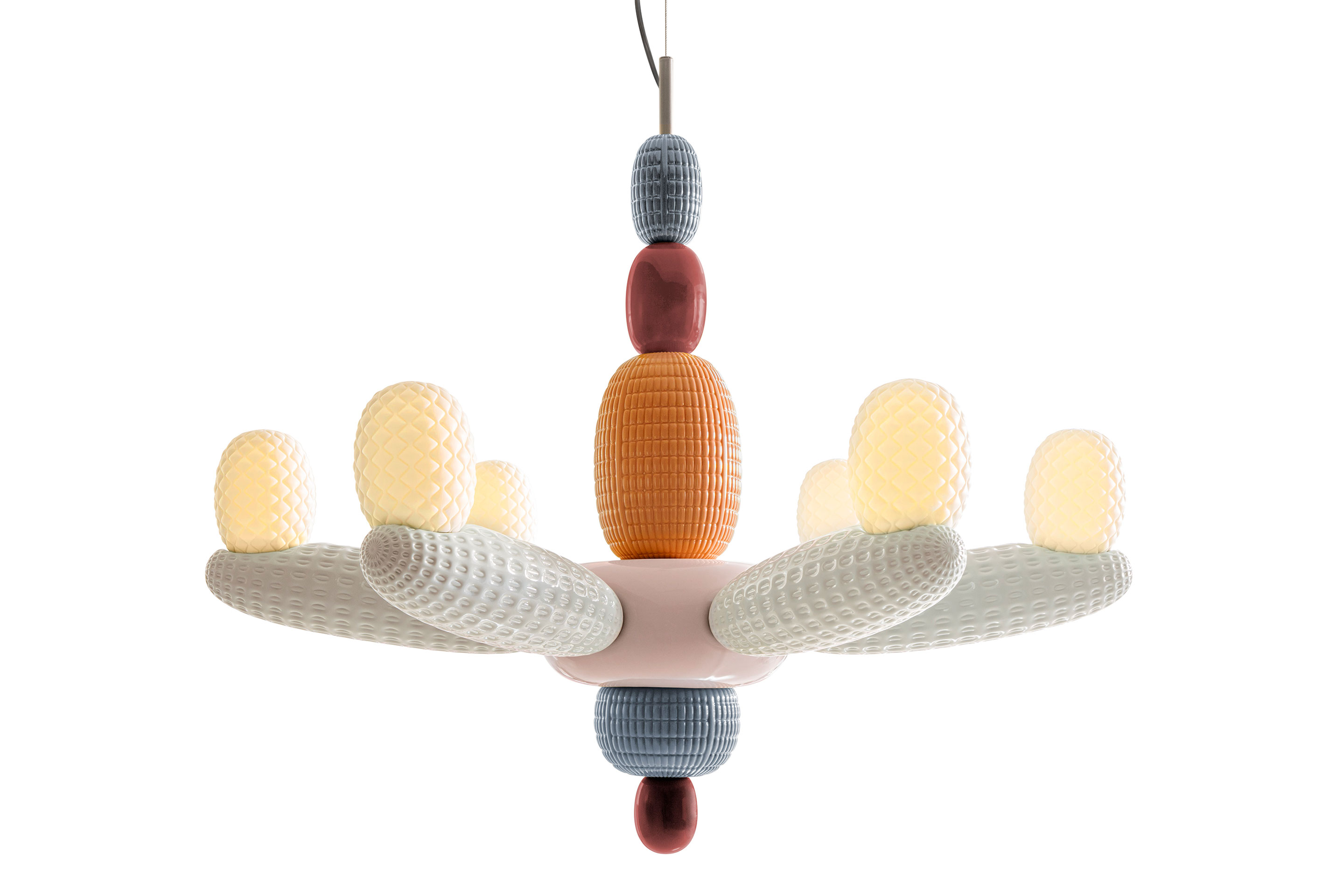 Beim traditionsreichen Porzellanhersteller Lladró war die verspielte Leuchtenserie «Soft Blown» zu sehen. Der Entwurf von Nichetto Studio besteht aus einer Reihe von «Ballons» aus Porzellan, die zusammengefügt werden, um die Illusion der Schwerelosigkeit zu erzeugen.