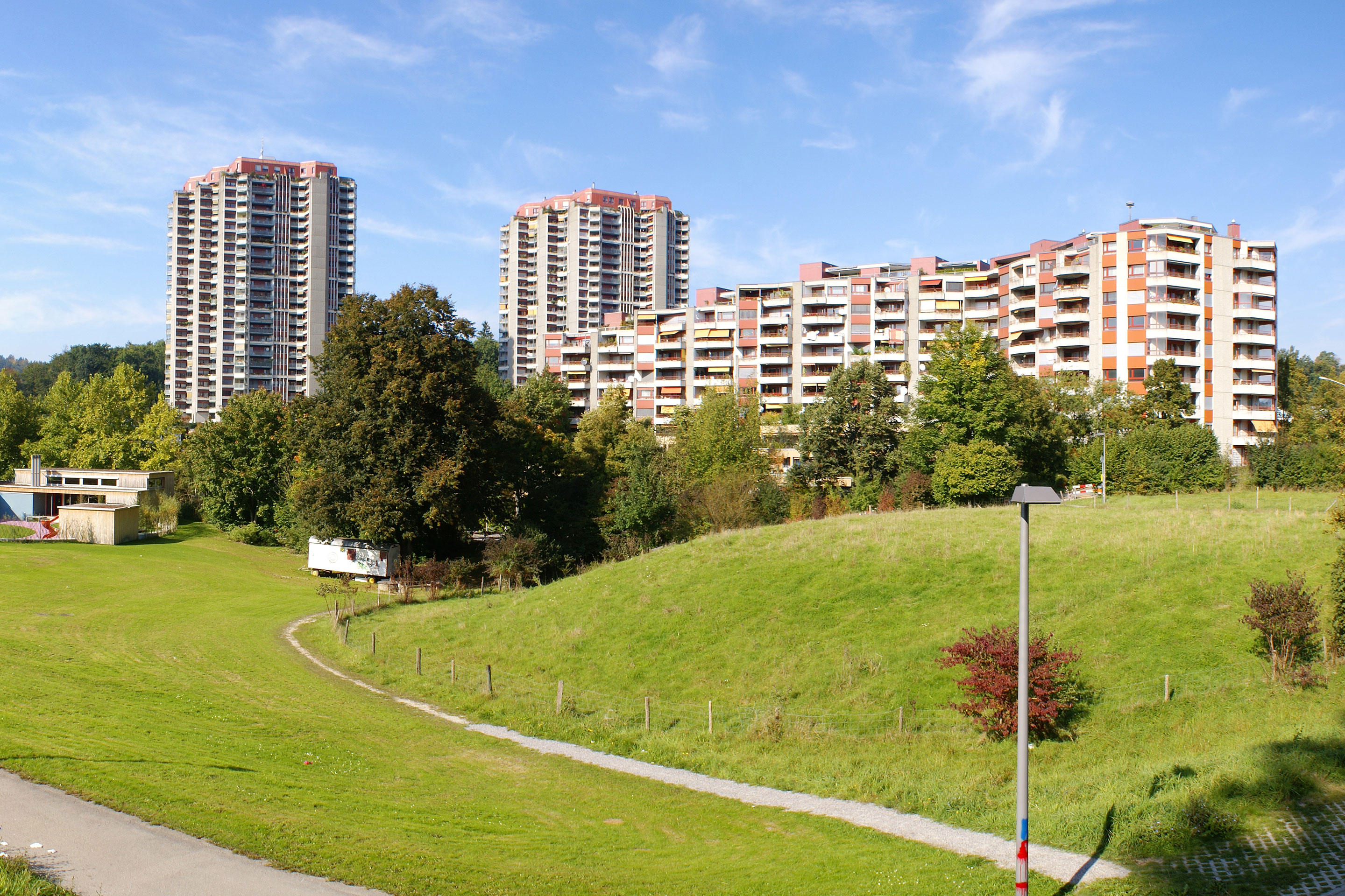 Blick auf die Siedlung Holenacker der Fambau Genossenschaft Bern (links die Hochhäuser) in einer Aufnahme von 2008
