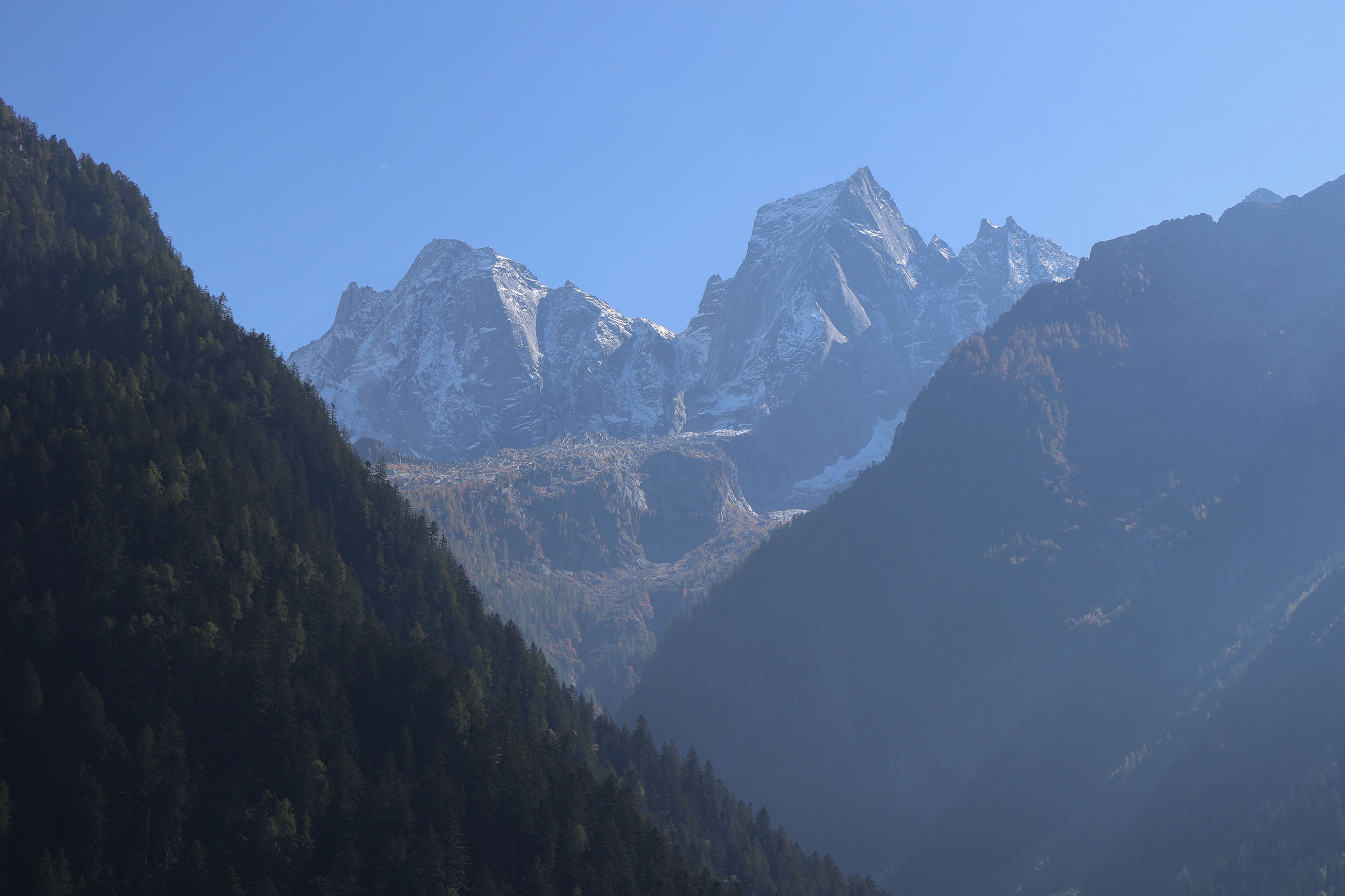 Links der Piz Cengalo, an dessen Nordostflanke der Abbruch stattfand; rechts der Piz Badile mit seiner markanten Nordwand.