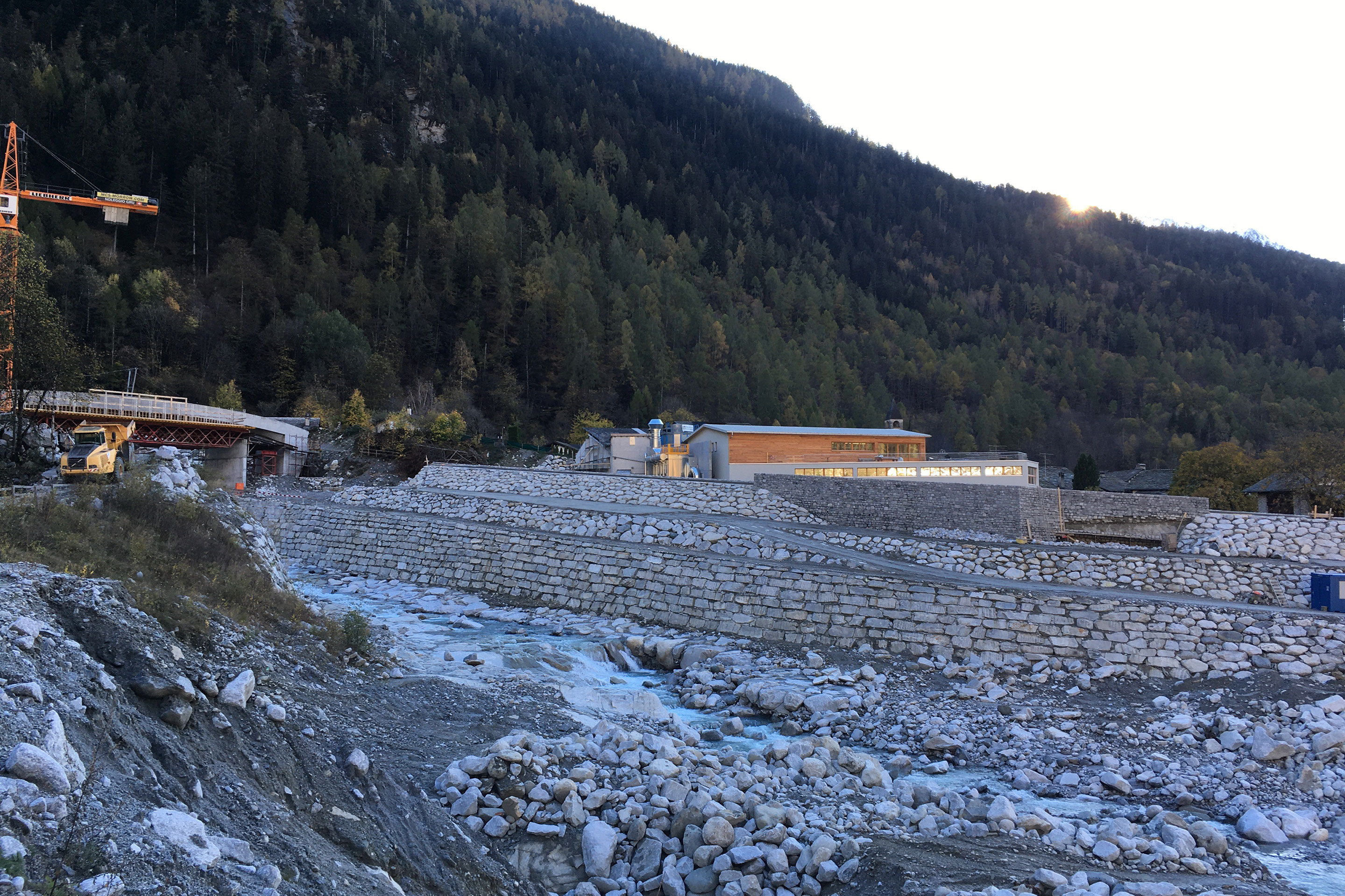 Besonderes Augenmerk legten die Planenden auf die Wälle, die das Dorf vor künftigen Ereignissen schützen sollen. Gemäss Wettbewerbsprojekt sollen sie soweit möglich Teil der Landschaft werden.