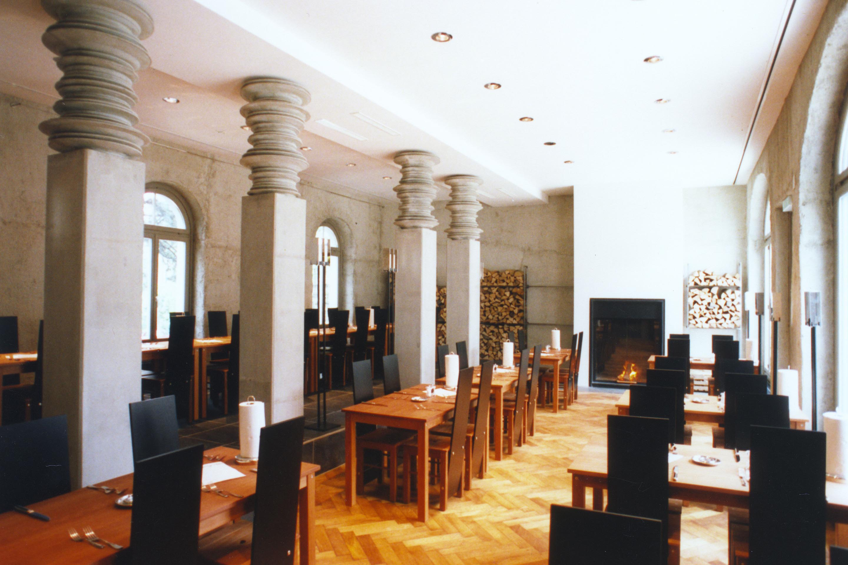 Zum Team für die Inneneinrichtung eines öffentlichen Raums gehörten häufig auch Künstler für eine integrierte «Kunst am Bau», hier Susi und Ueli Berger. («Tellersäulen», Linde Oberstrass, Zürich, 1993).