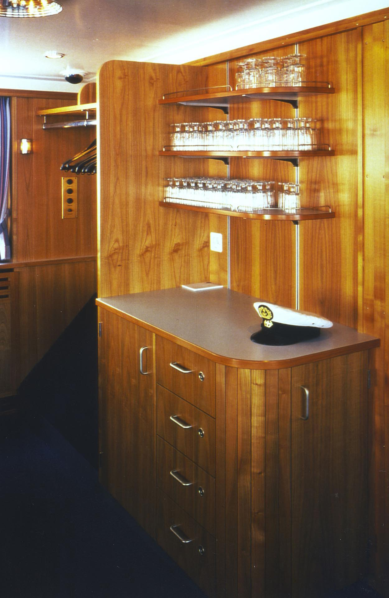 Die festen Einbauten aus Holz verschmelzen mit der inneren Oberfläche der  Bootskonstruktion. (Renovierung «MS Zürich» der SBB Bodenseeflotte, 1988).