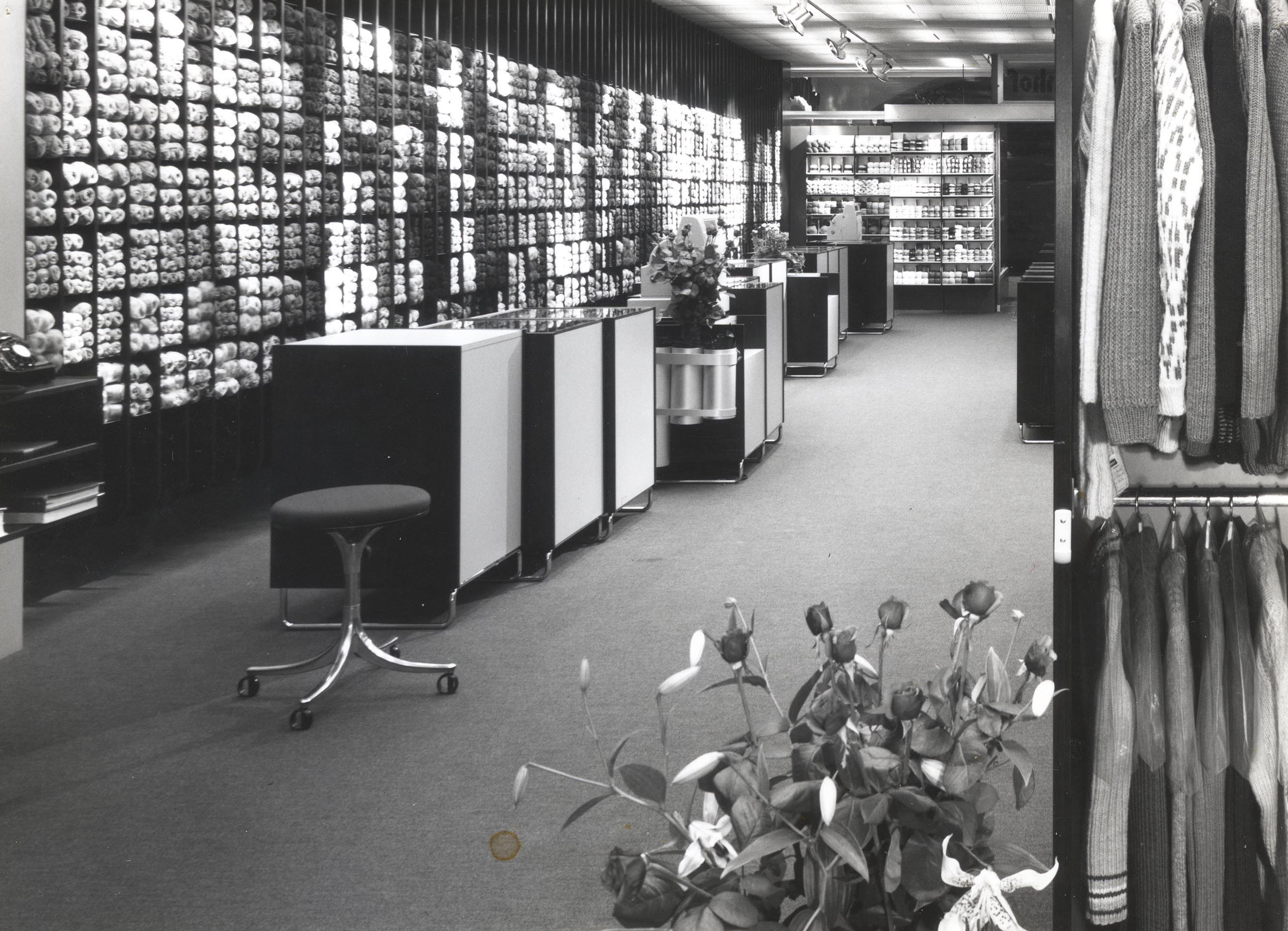 Durch die Sortierung der Wolle nach Farben, statt wie üblich nach Material, schuf Verena Huber mithilfe der Verkaufsware selbst einen neuen Raumeindruck.  Wollenhof Bern, 1973.