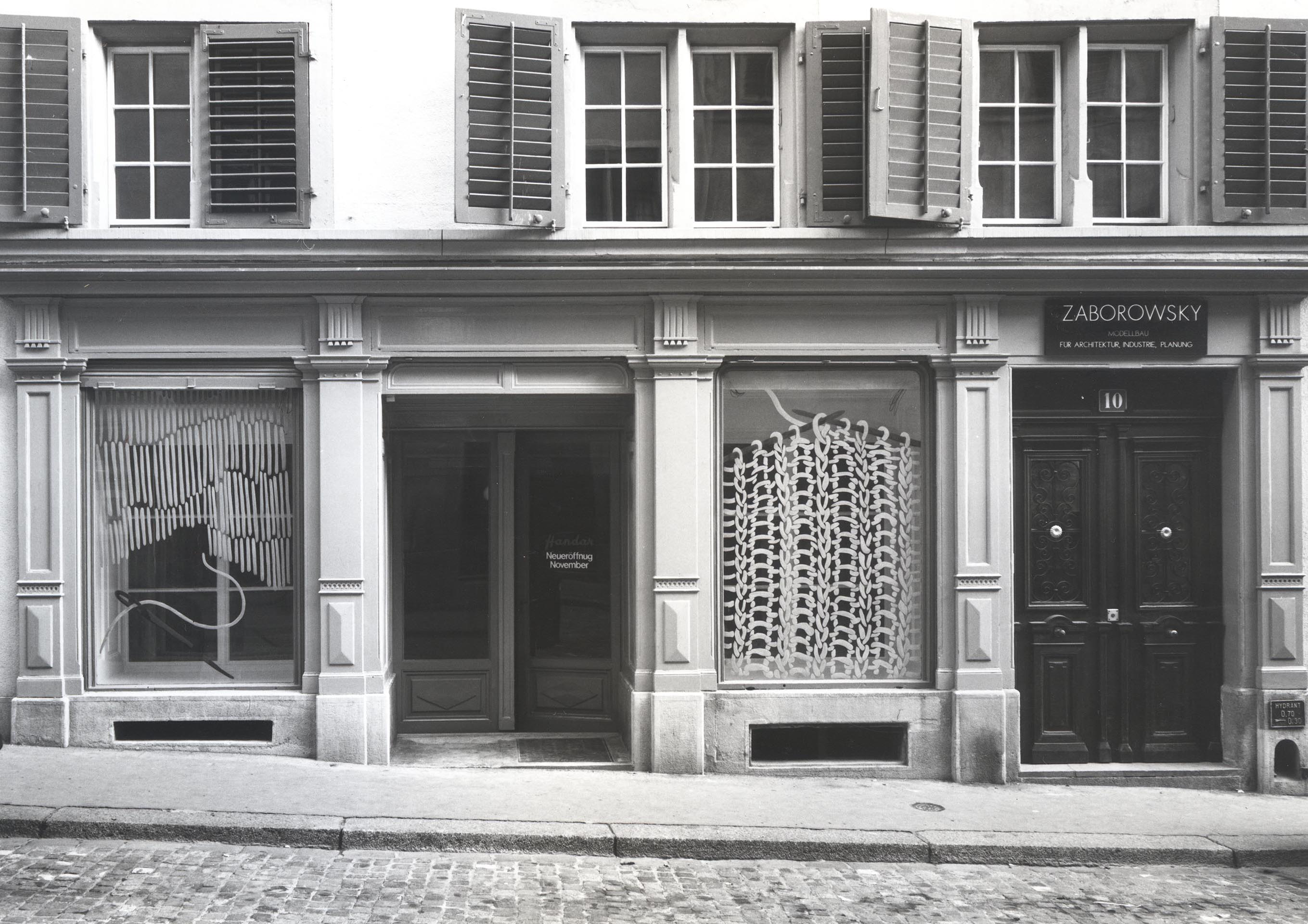 Die Schaufenstergestaltung des Wollgeschäfts provoziert die neue Einordnung von Handarbeiten («HandArt», Neumarkt, Zürich 1976).