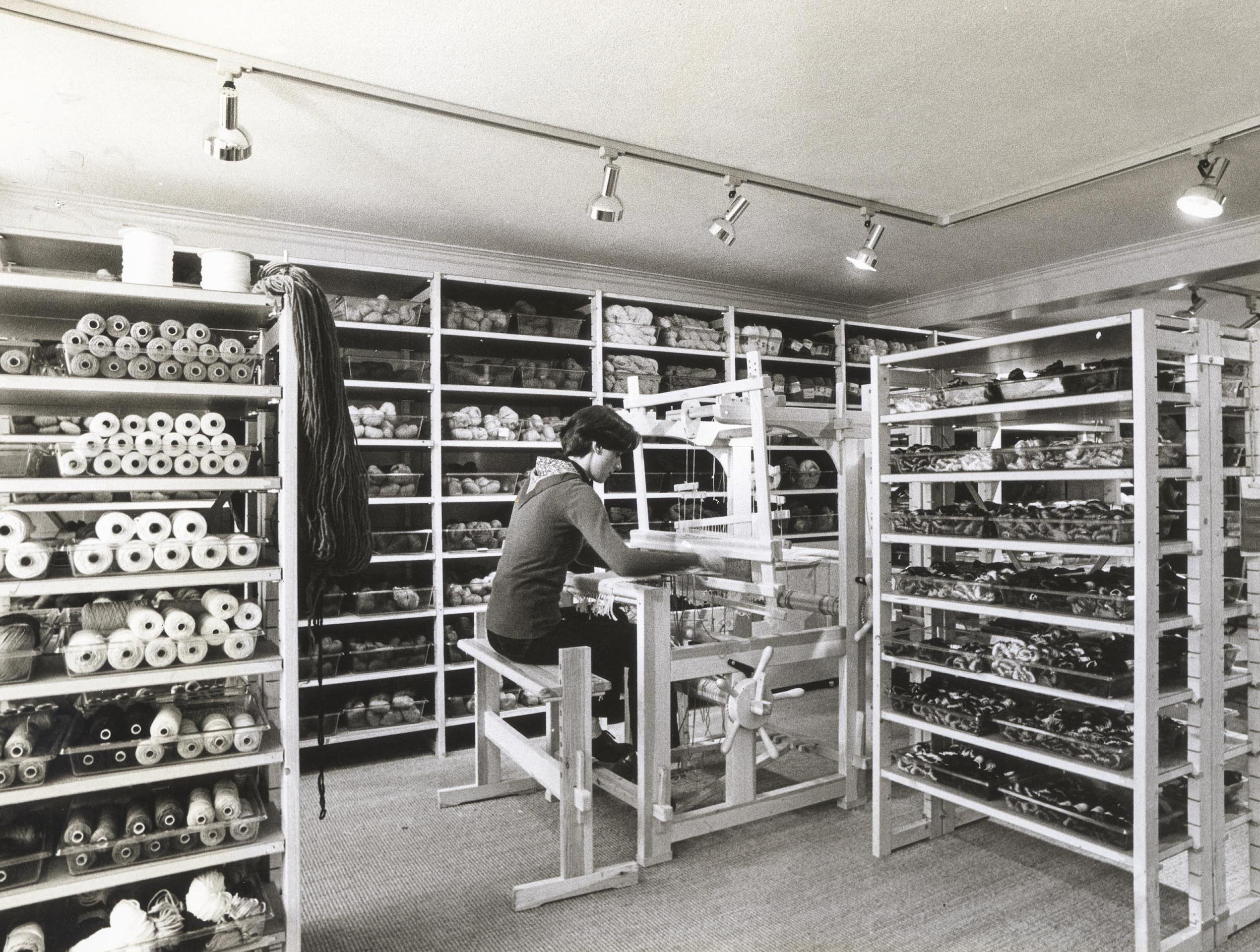 Mitten im Laden demonstriert eine Verkäuferin die Möglichkeiten der Textilgestaltung an einem schwedischen Webstuhl.