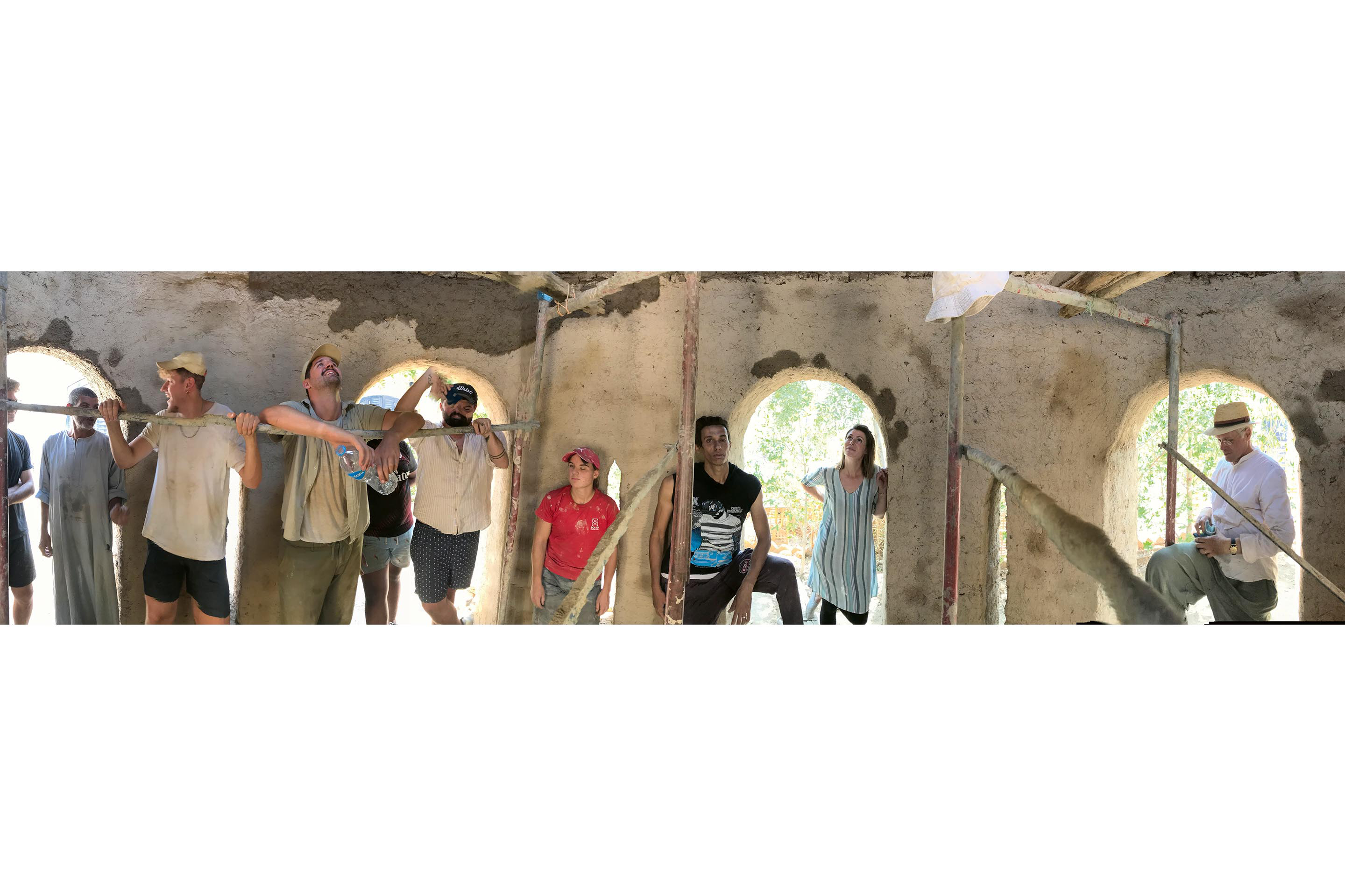 Ägypten – Lehmpavillon, Hotel Marsam, Luxor: Einige der Studierenden und Bauarbeiter im fast fertigen Pavillon.