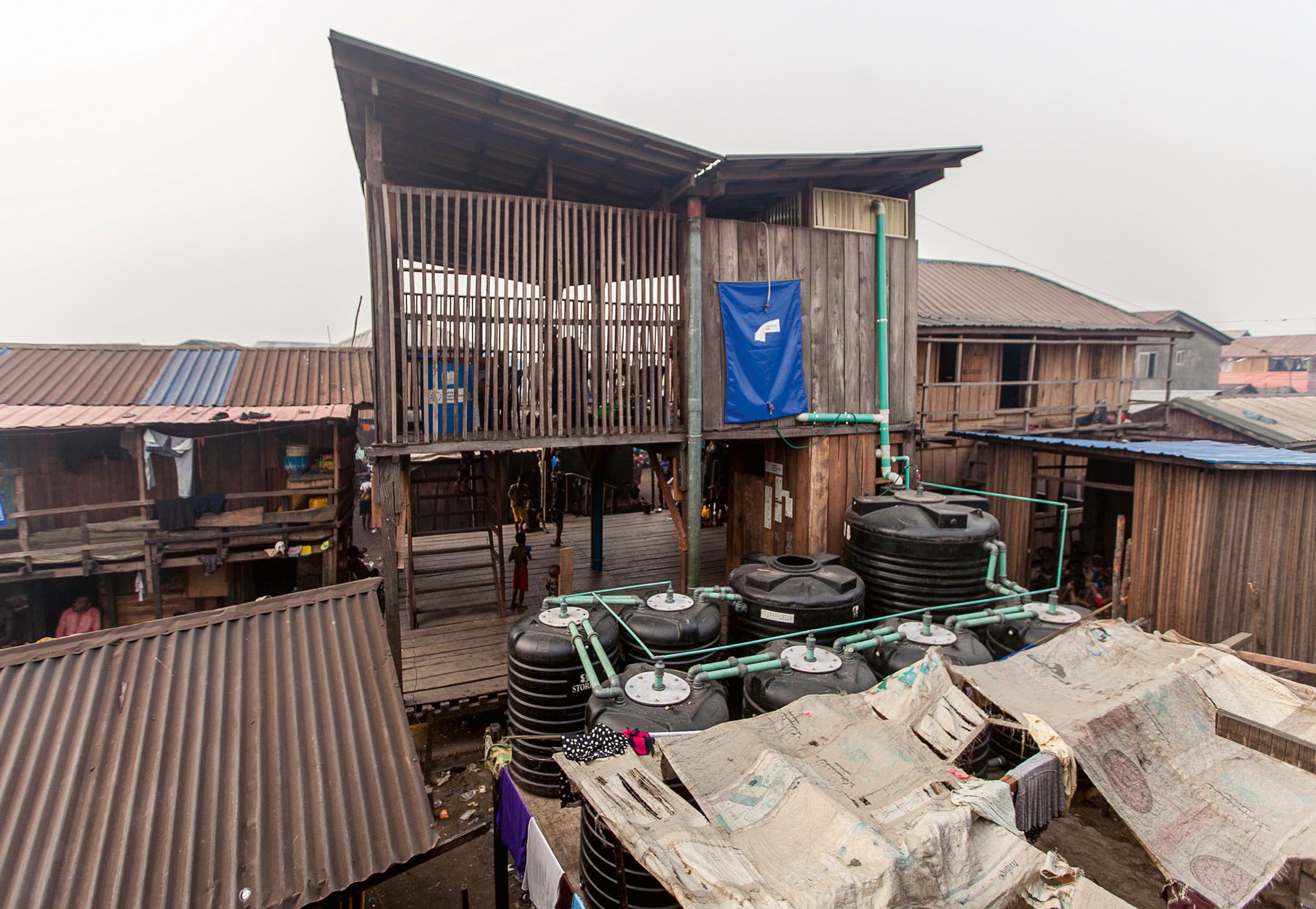 Nigeria – Makoko Neighborhood Hotspot, Lagos: Der Makoko Hotspot ist ein Treffpunkt für die Bewohnerinnen und Bewohner  der gleichnamigen Gemeinde.