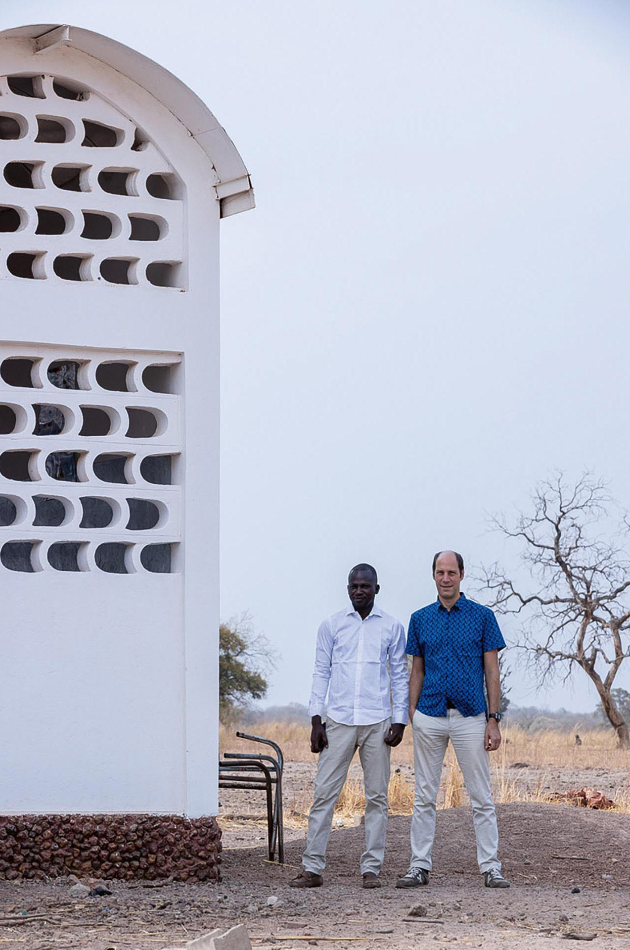 Senegal – Frauen- und Kinderklinik, Tambacounda: Die Zusammenarbeit von Dr. Magueye Ba und Manuel Herz geht über den Bau der Klinik hinaus bei anderen Gebäuden weiter.