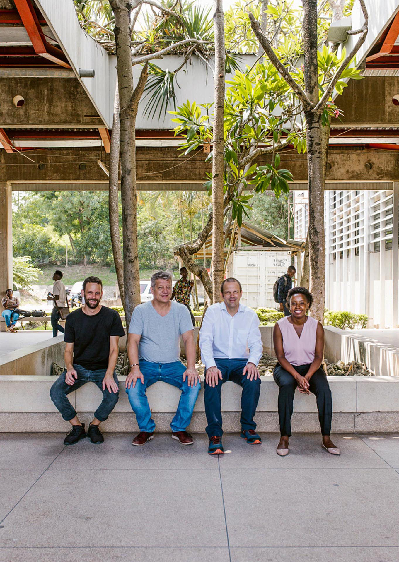 Tansania – Mangi Meli Remains, Ausstellungspavillon, Region Arusha: Lucas Sager, Dark Gummich, Gunter Klix und Comfort Mosha bilden die Geschäftsleitung von APC, Dar es Salaam.