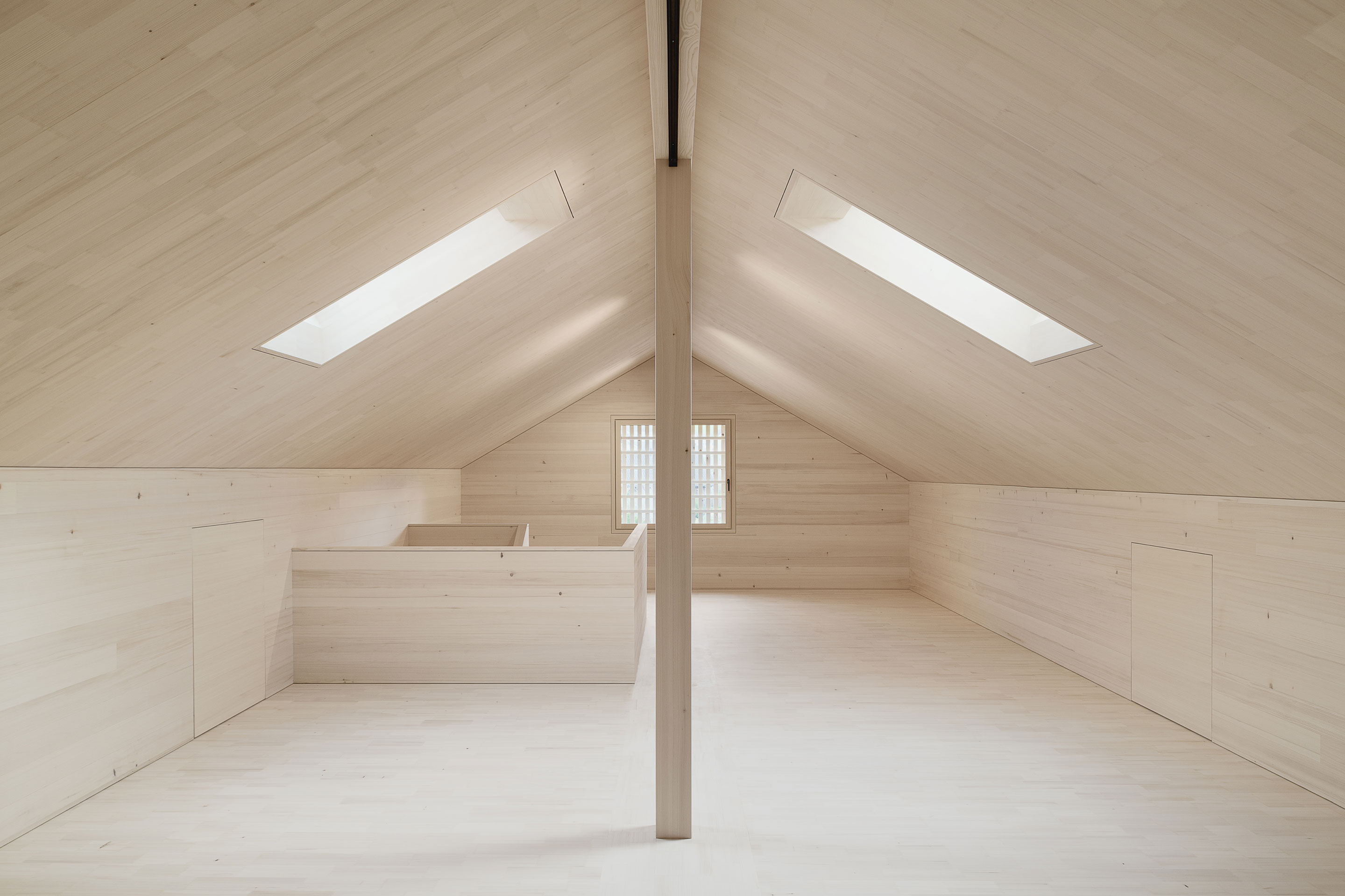 Eines der beiden Pilotprojekte von J2 Architekten mit Herkunftsnachweis: Das Holz wurde zur gewünschten Mondphase an drei Orten im Kanton Appenzell Ausserrhoden gefällt. Nach der Verarbeitung im Säge- und Hobelwerk wurde das zertifizierte Datumsholz durch das Bauunternehmen für die Fassade, das Fensterfutter, die Treppe sowie den Innenausbau verwendet.