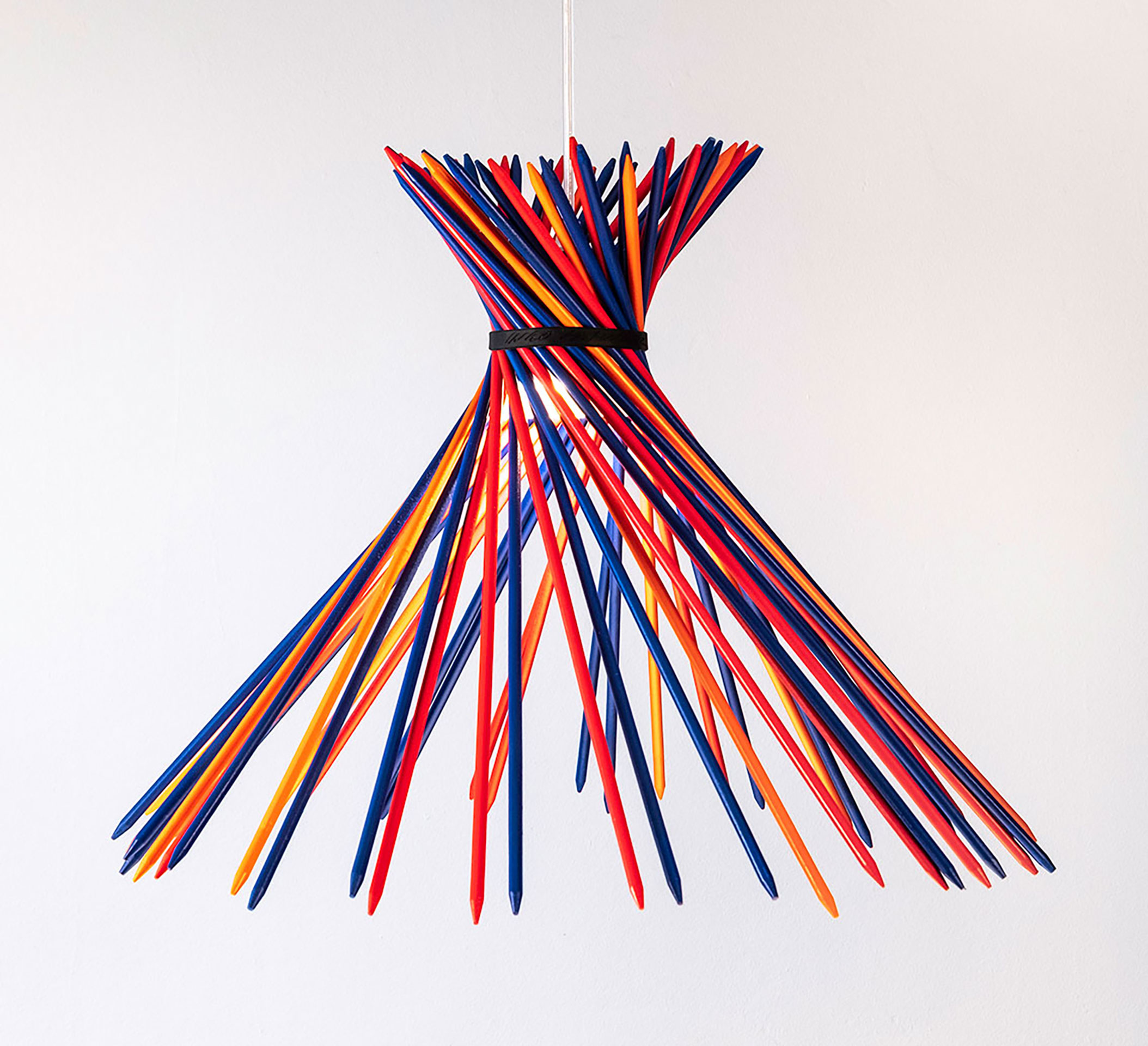 Auf Holz setzt der Münchner Hersteller Ingo Maurer – wie gewohnt in spielerischer Weise: Inspiriert vom Geschicklichkeitsspiel Mikado formieren sich bei der Leuchte «pic-a-stic» lange, farbige Stäbe aus Holz zum Designobjekt. Sie werden rund um den Leuchtkörper angeordnet und von einem flexiblen, schwarzen Gummiring gehalten. Die Position der Stäbe kann so stets verändert werden. Jede:r Besitzer:in kann mit wenigen Handgriffen ein individuelles Lichtobjekt selbst gestalten.