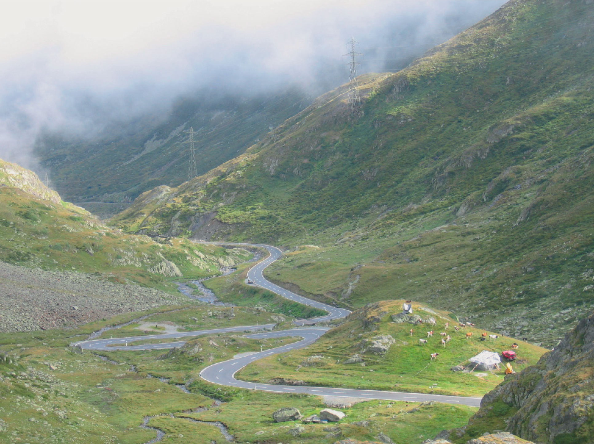 Fig 10: Tronçon de la route du col du Grand-Saint-Bernard en été