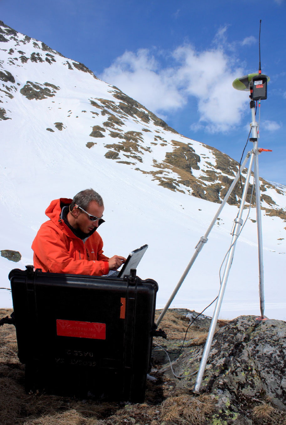 Fig.8: Station de référence (fixe) et positionnement (mobile) par GNSS (GPS)