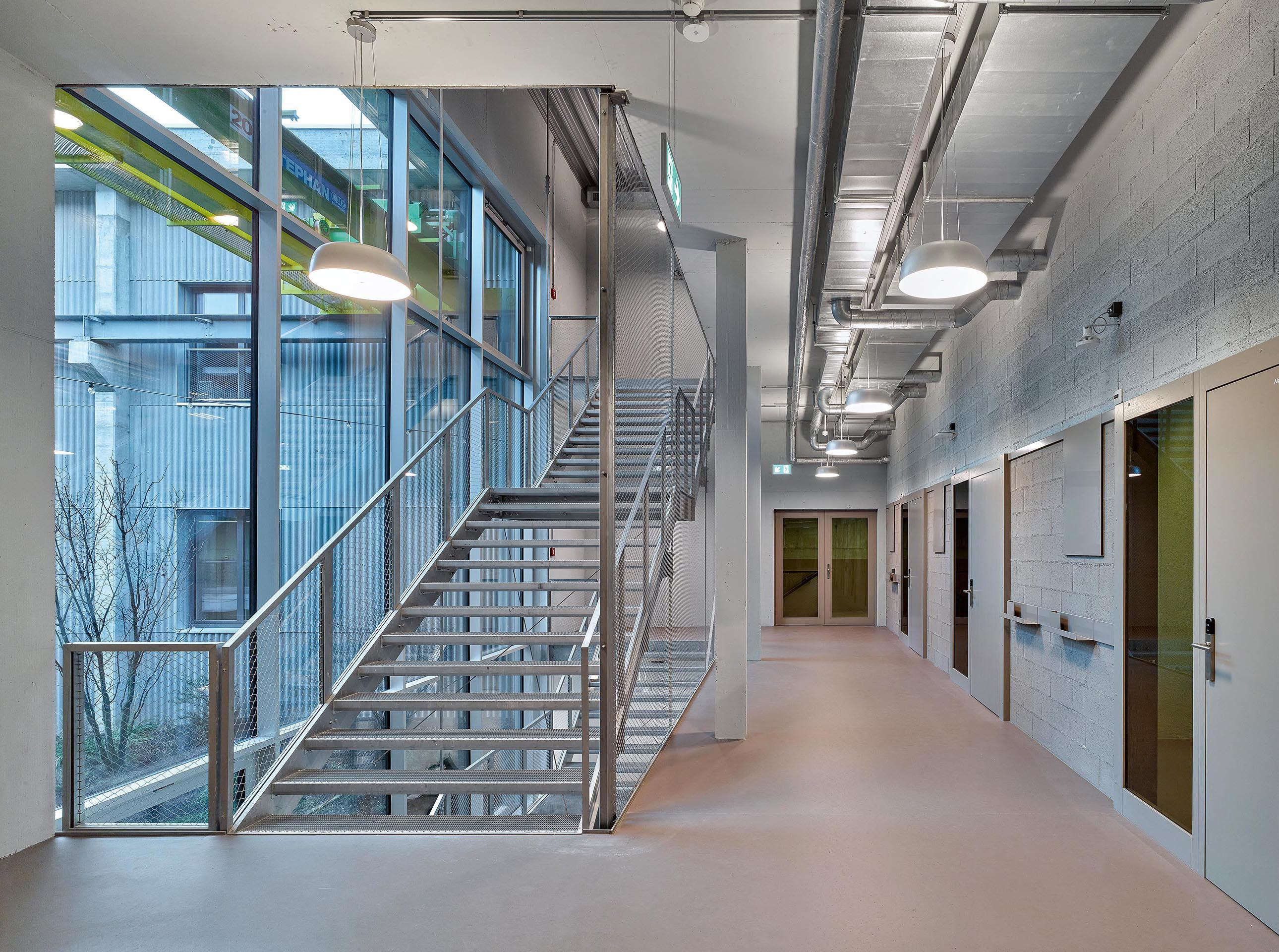 Les couloirs éclairés par le patio.