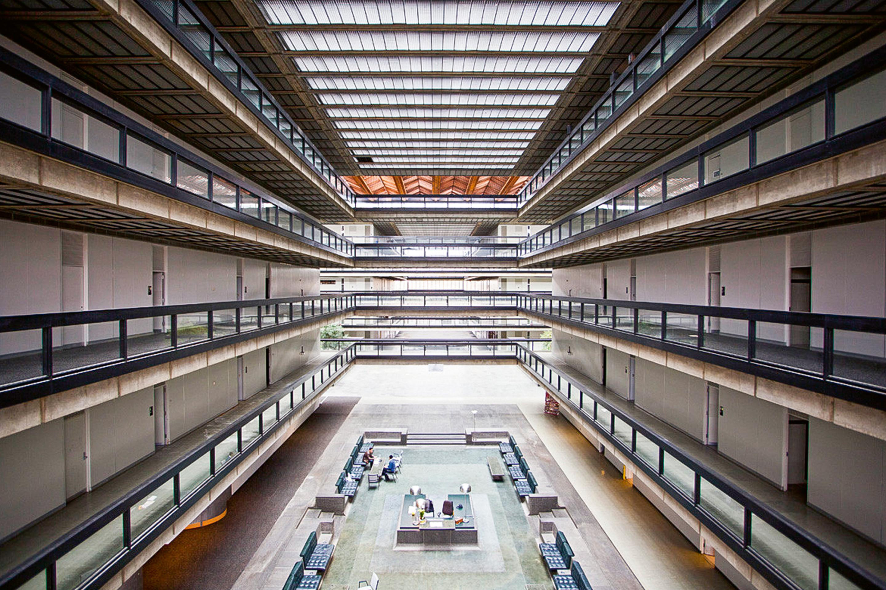 Le vaste atrium des laboratoires Bell à Holmden Township.
