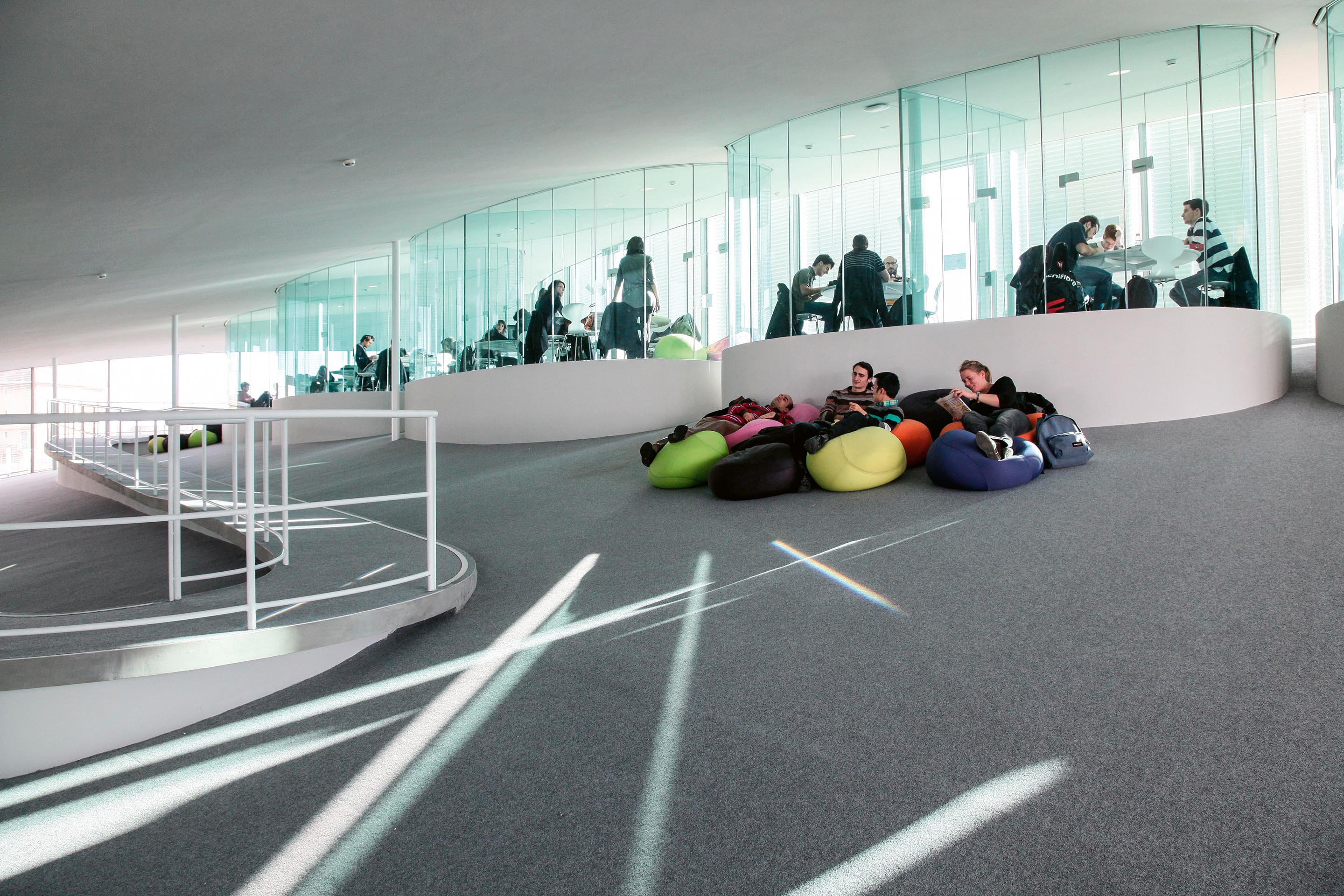 Le Rolex Learning Center à Lausanne, par sa spatialité même, est censé promouvoir l’innovation et susciter de nouvelles cultures d’apprentissage.