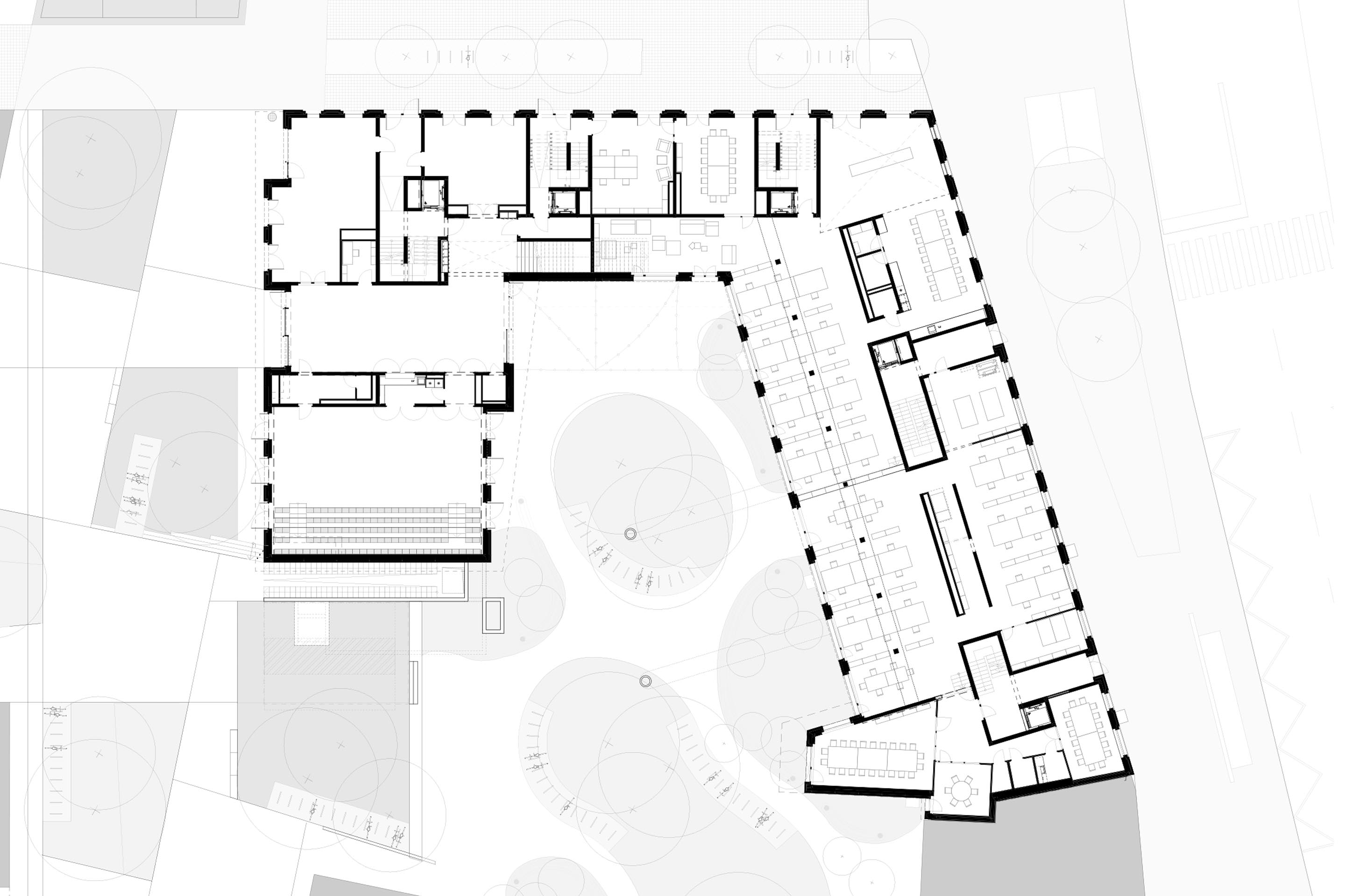 Rez-de-chaussée: hall d’entrée, foyer, bar, épicerie et salle polyvalente à l’ouest; Biotope (cluster de bureaux et salles de réunion) au nord.