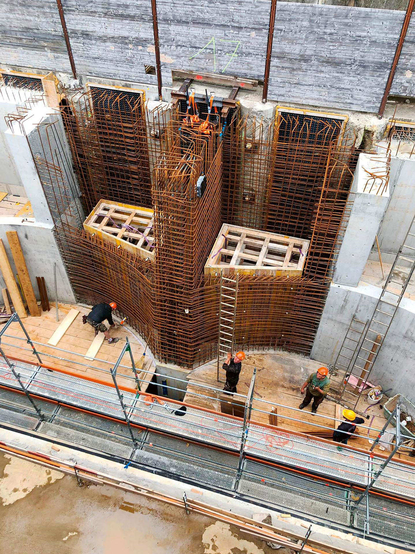 Schalungs- und Armierungsarbeiten für die 15 Bögen des Hangsicherungstragwerks beim GLC der ETH Zürich.