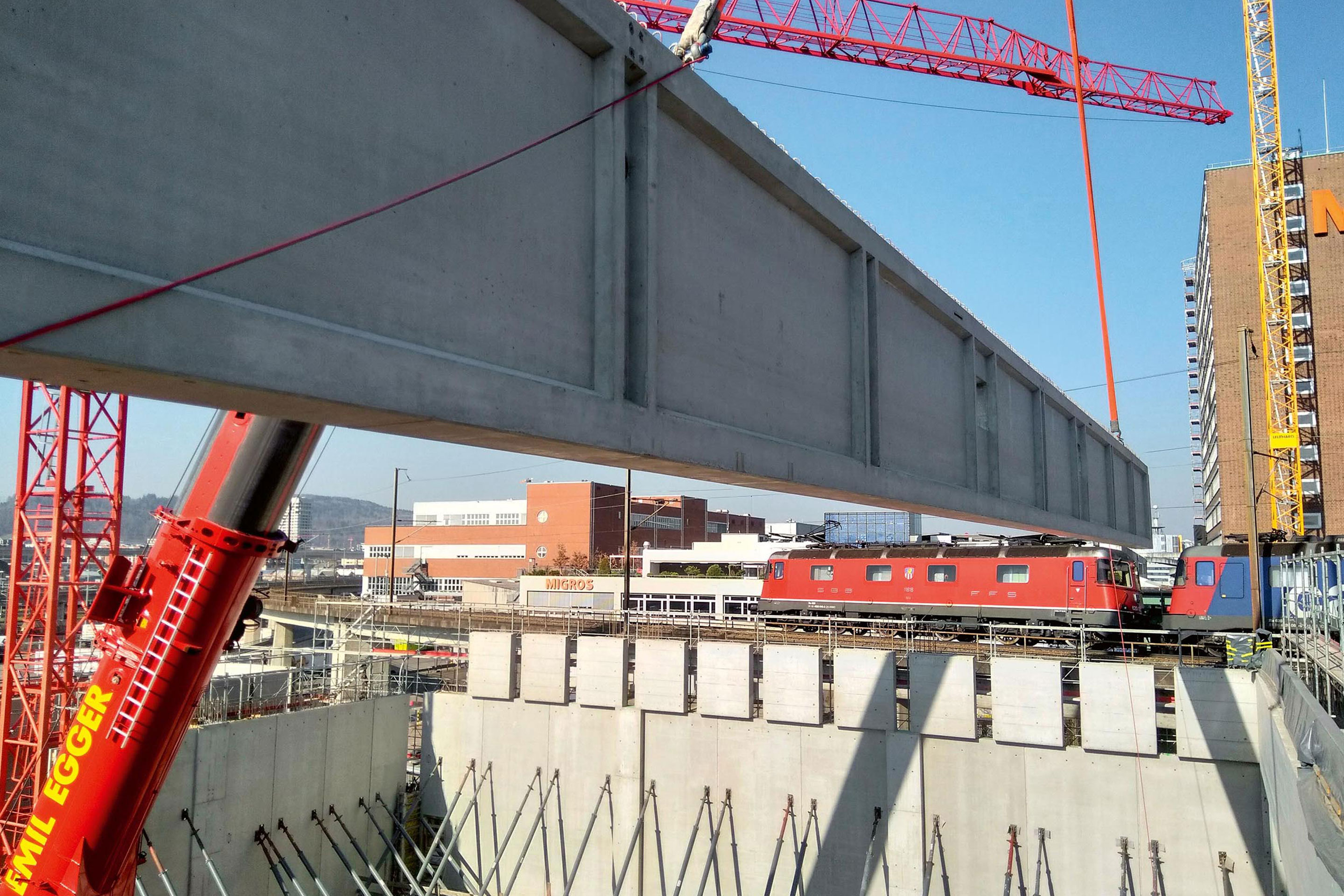 Einhub eines vorfabrizierten Betonträgers für die erste Etappe des ewz-Areals Herdern