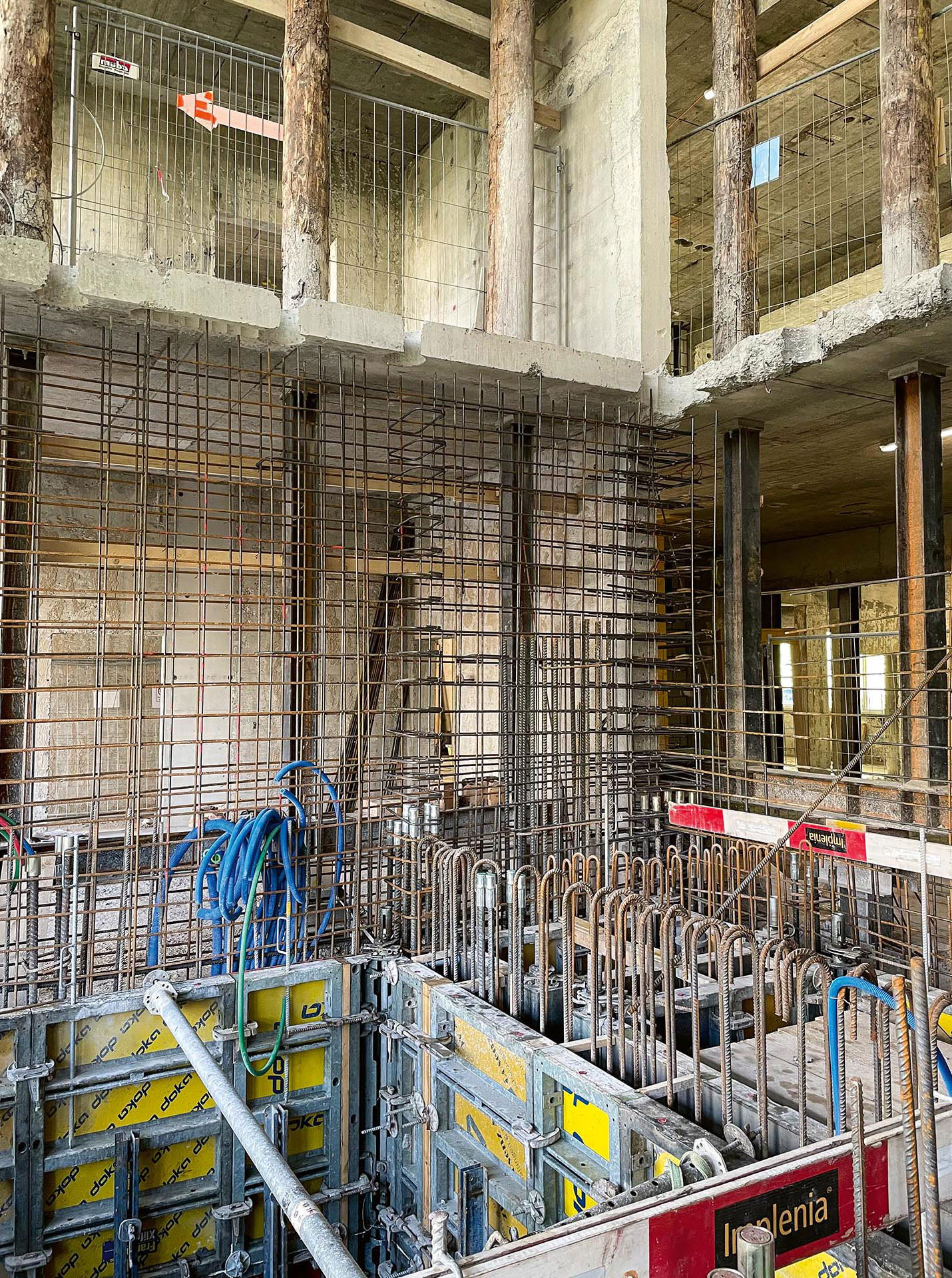 Bewehrungsarbeiten im Treppenhaus Ost des ehemaligen Felix Platter-Spitals.