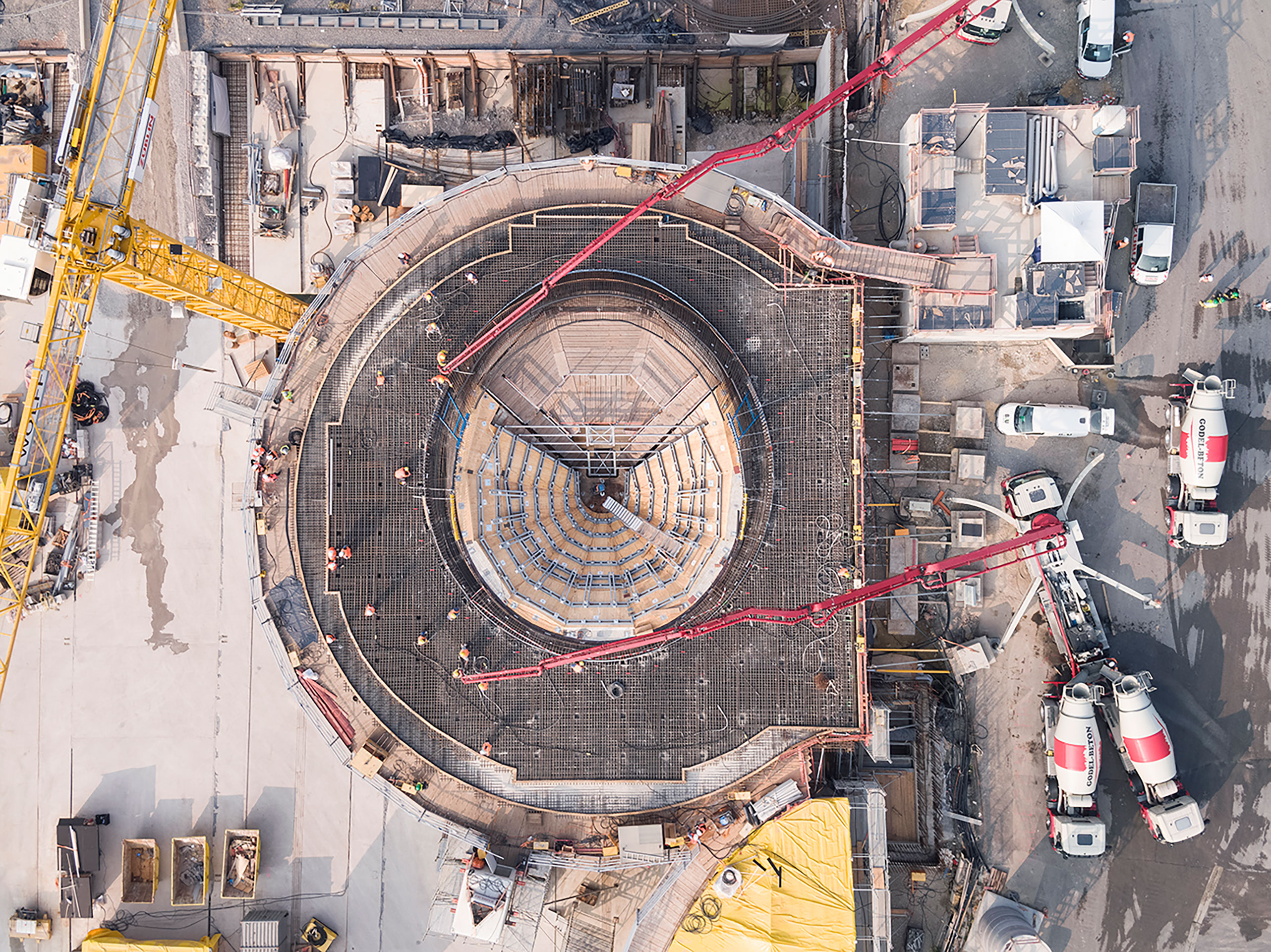 Betonage eines Kelches. 650 bis 700 Kubikmeter Weissbeton wurden für einen Kelch benötigt. Betoniert wurde zehn Stunden nonstop, immer an einem Samstag. Damit dies ohne Unterbrechung möglich war, wurde auf der Baustelle ein eigenes Mischwerk errichtet.