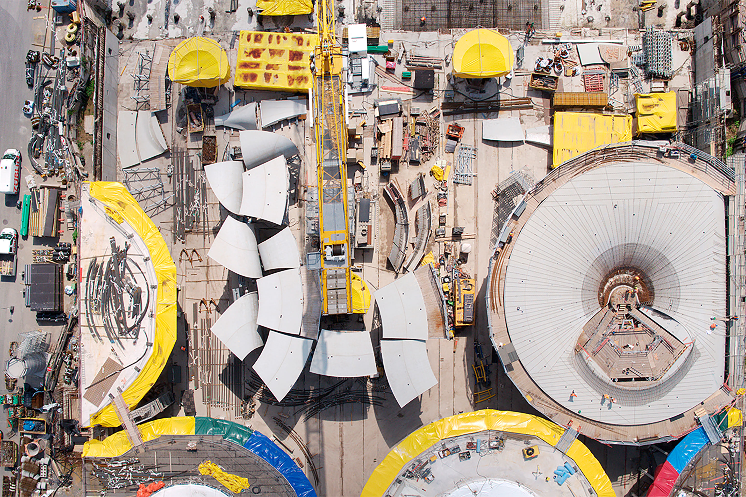 Blick auf die Baustelle. Es gibt drei verschiedene Kelchtypen: freistehende Kelche, Kelche mit Anschluss an die Wand der Bahnhofshalle sowie Kelche ohne eigenen Fuss, die sich aus der Hallenwand heraus entwickeln. Zum Transport der Schalelemente für die Kelche einschliesslich ihrer Rüstung wurde eigens ein Spezialwagen konstruiert.