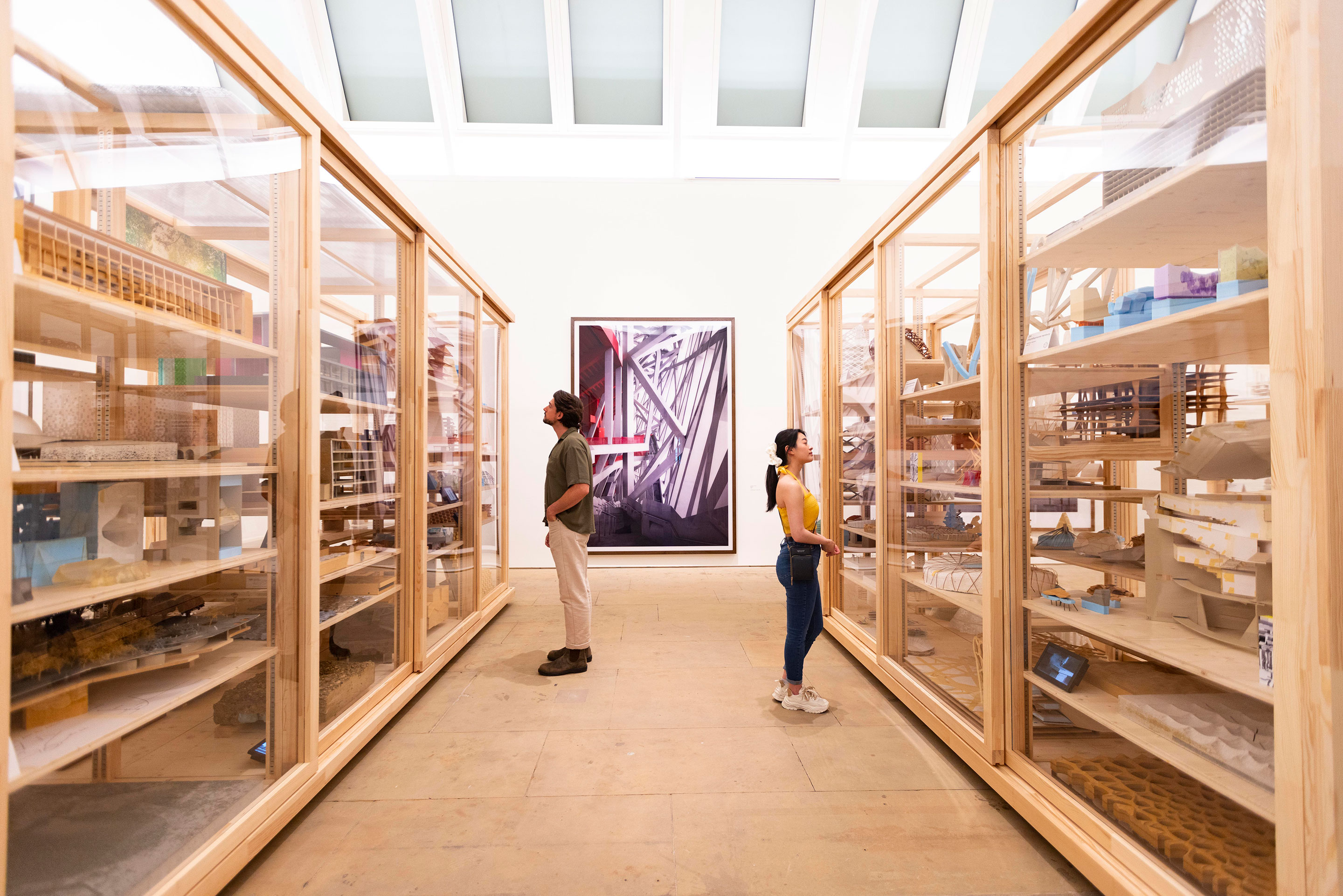 Blick in den ersten Raum der Ausstellung von Herzog &amp; de Meuron an der Royal Academy in London