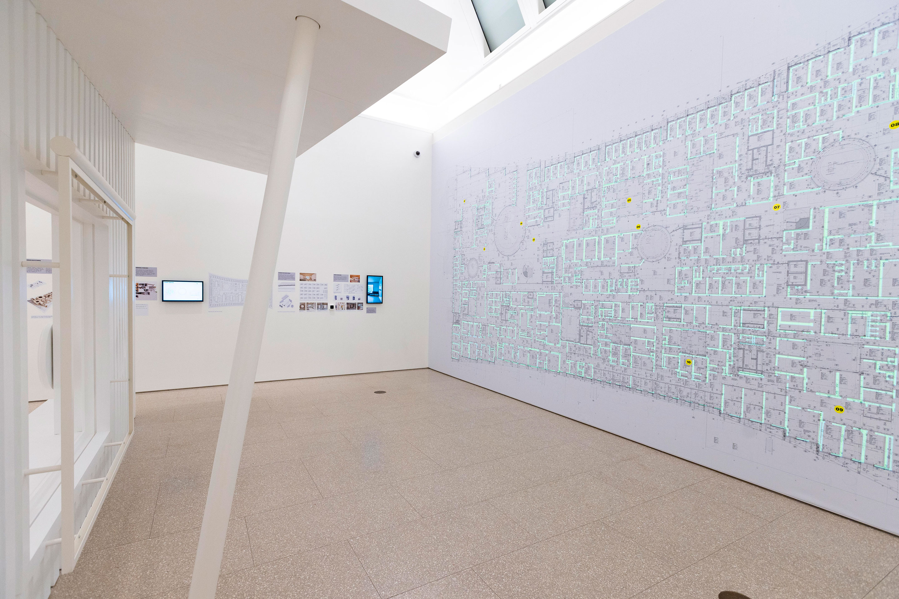 Prototyp (links) und Plan (rechts) des Kinderspital Zürich im dritten Raum der Ausstellung.