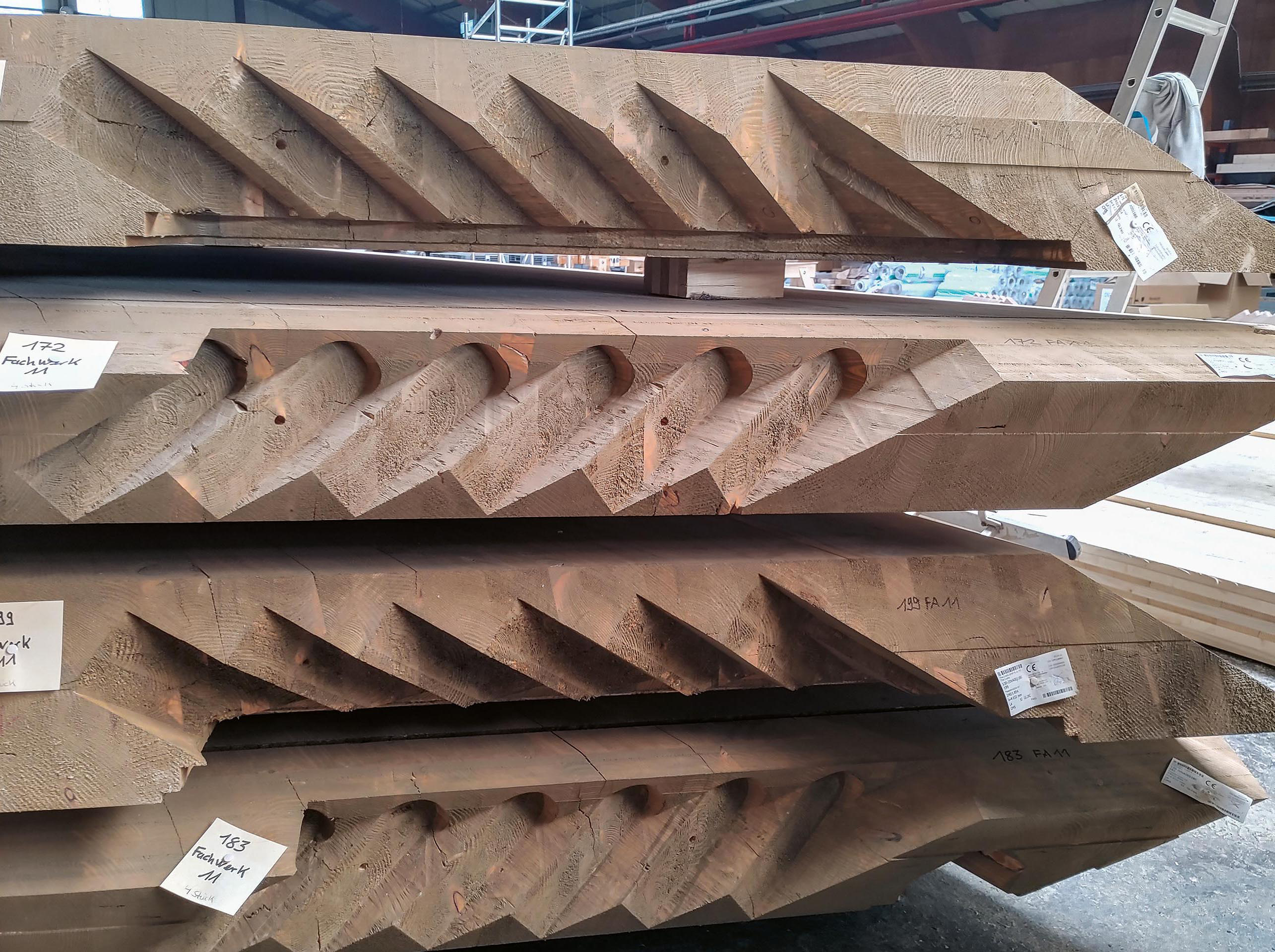 Gefräste Schubverbindung der Fassadenelemente von «The Cradle» in Düsseldorf.