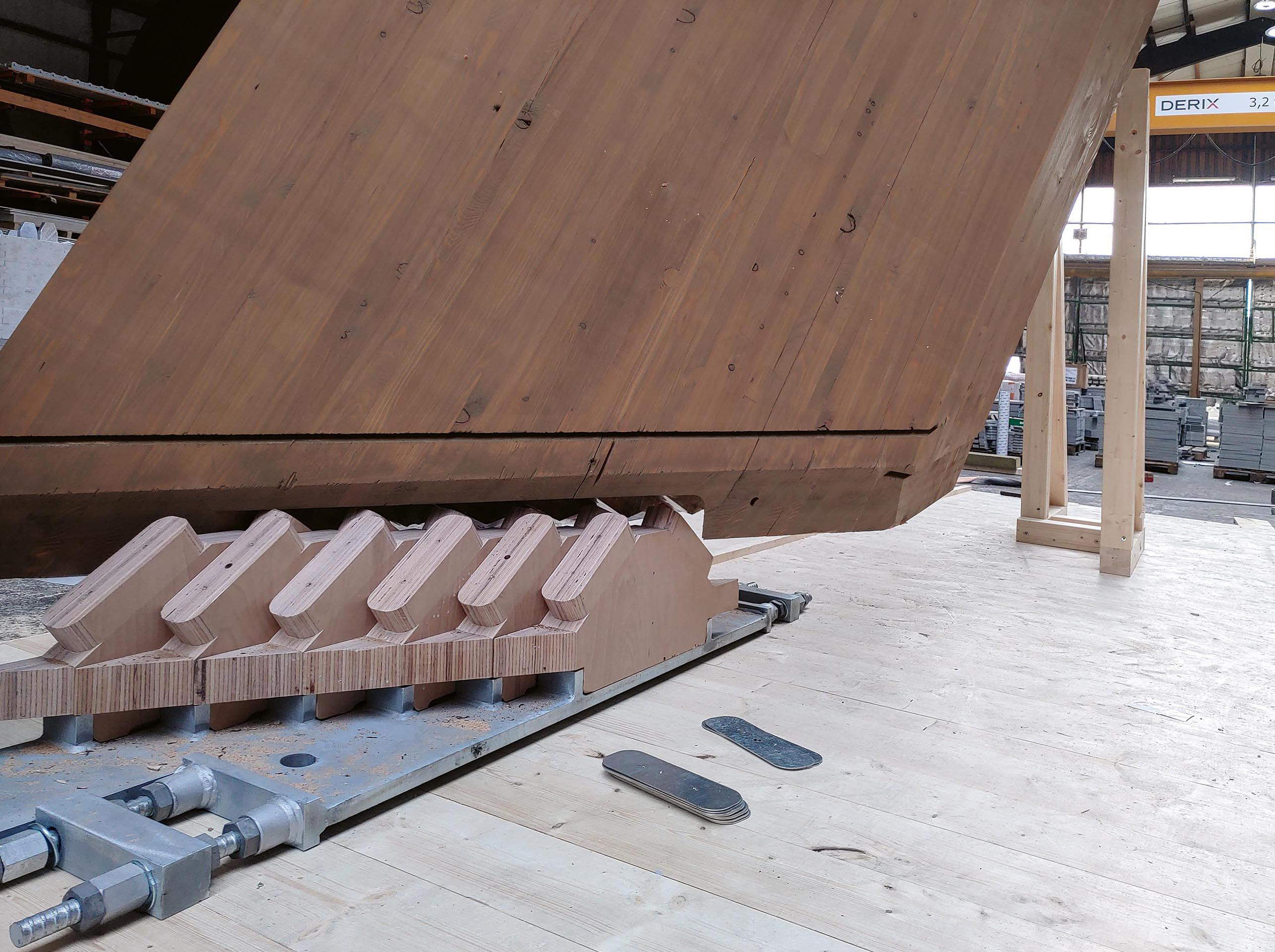 Ein Element des Tragwerks wird auf den Stützenanschluss vormontiert. Es hält ohne Leim und Schrauben in erster Linie durch seine Schwerkraft.