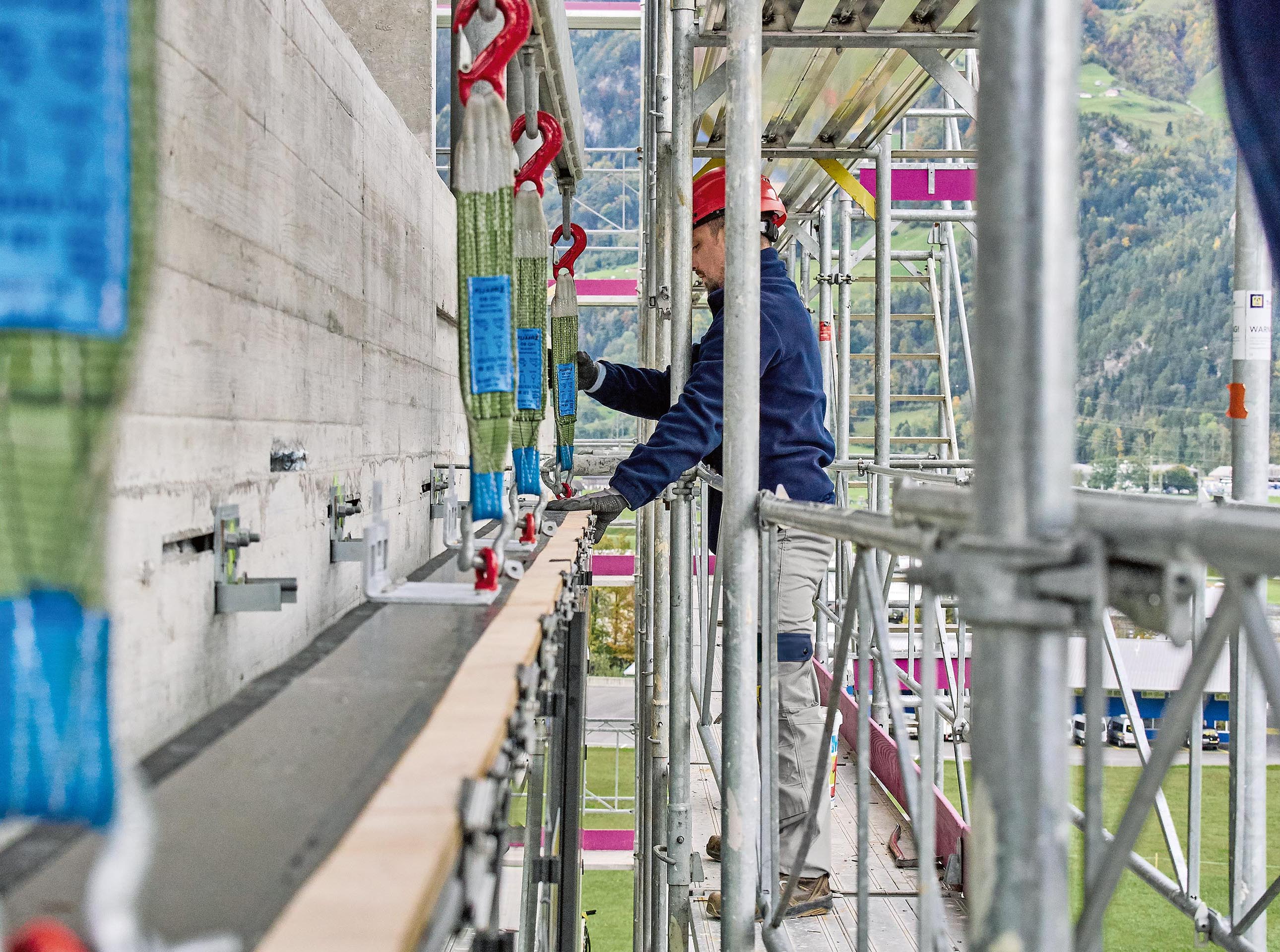 Montage des éléments de façade. En plus du montage traditionnel, le verre électrochrome a nécessité l’intégration d’un câblage dans la  domotique.