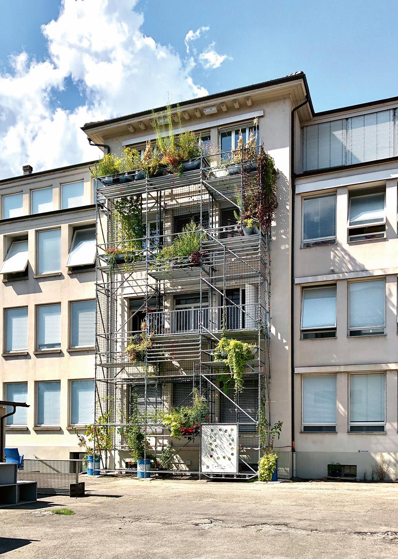 Nelle grandi vasche fiori lungo le reti da arrampicata crescono piante annuali e perenni a basso e alto fusto. L'irrigazione (che richiede circa 500 litri a settimana) è assicurata dalle precipitazioni naturali e da un sistema di serbatoi e pompe.